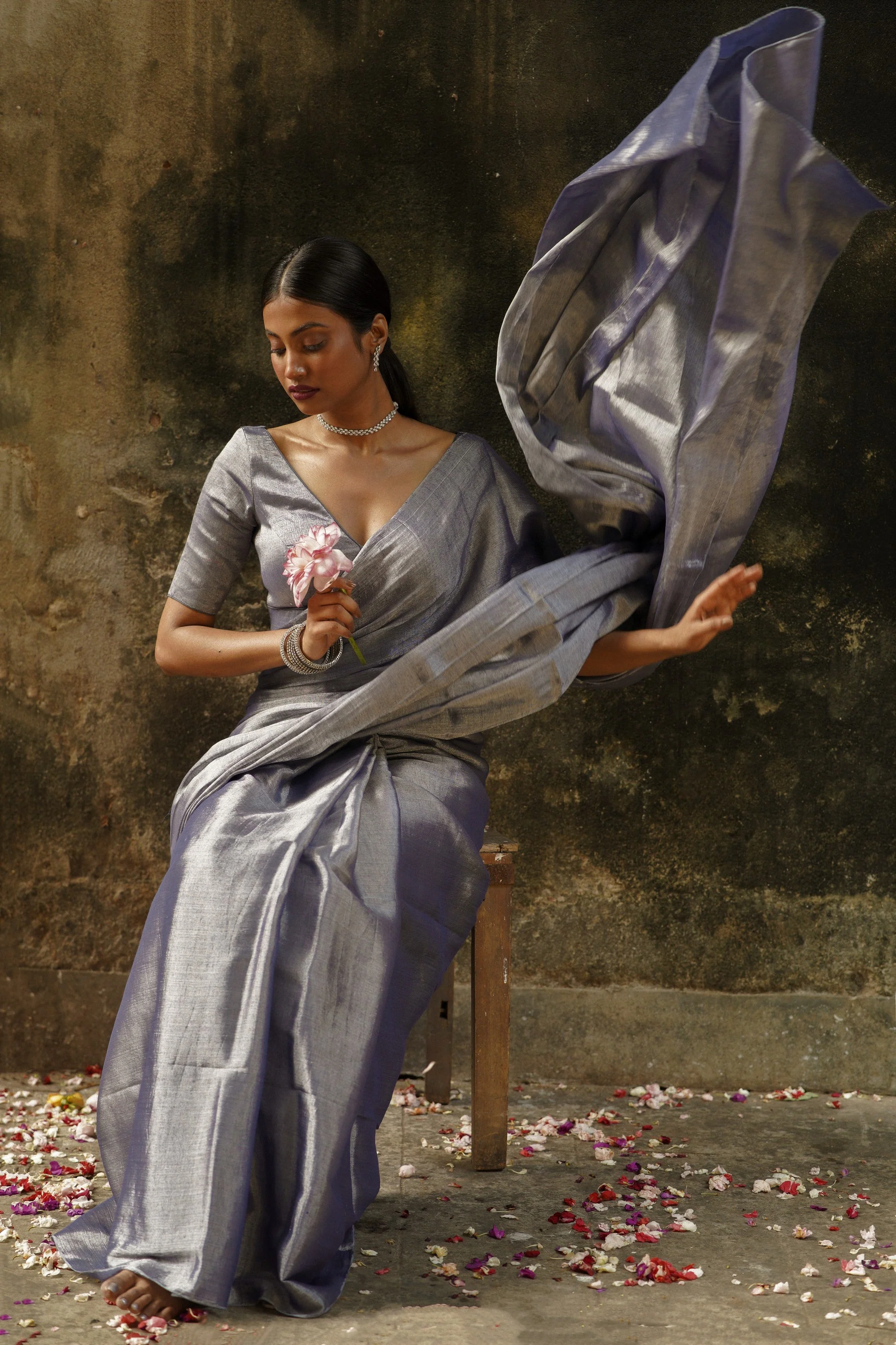 Aadhi Raat Midnight Blue And Grey Tone Handloom Tissue Saree - Image 3