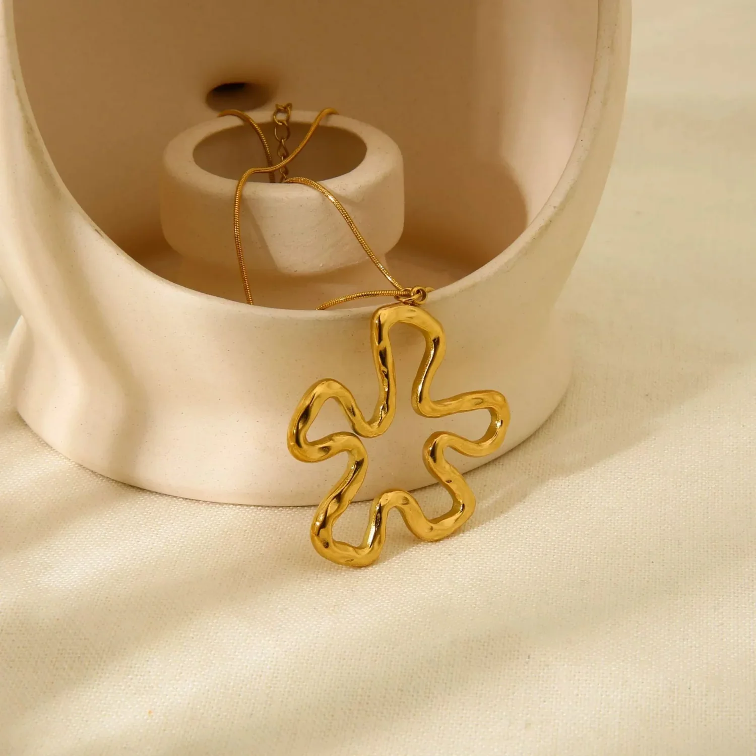 Abstract Wavy Gold Flower Necklace - Image 3