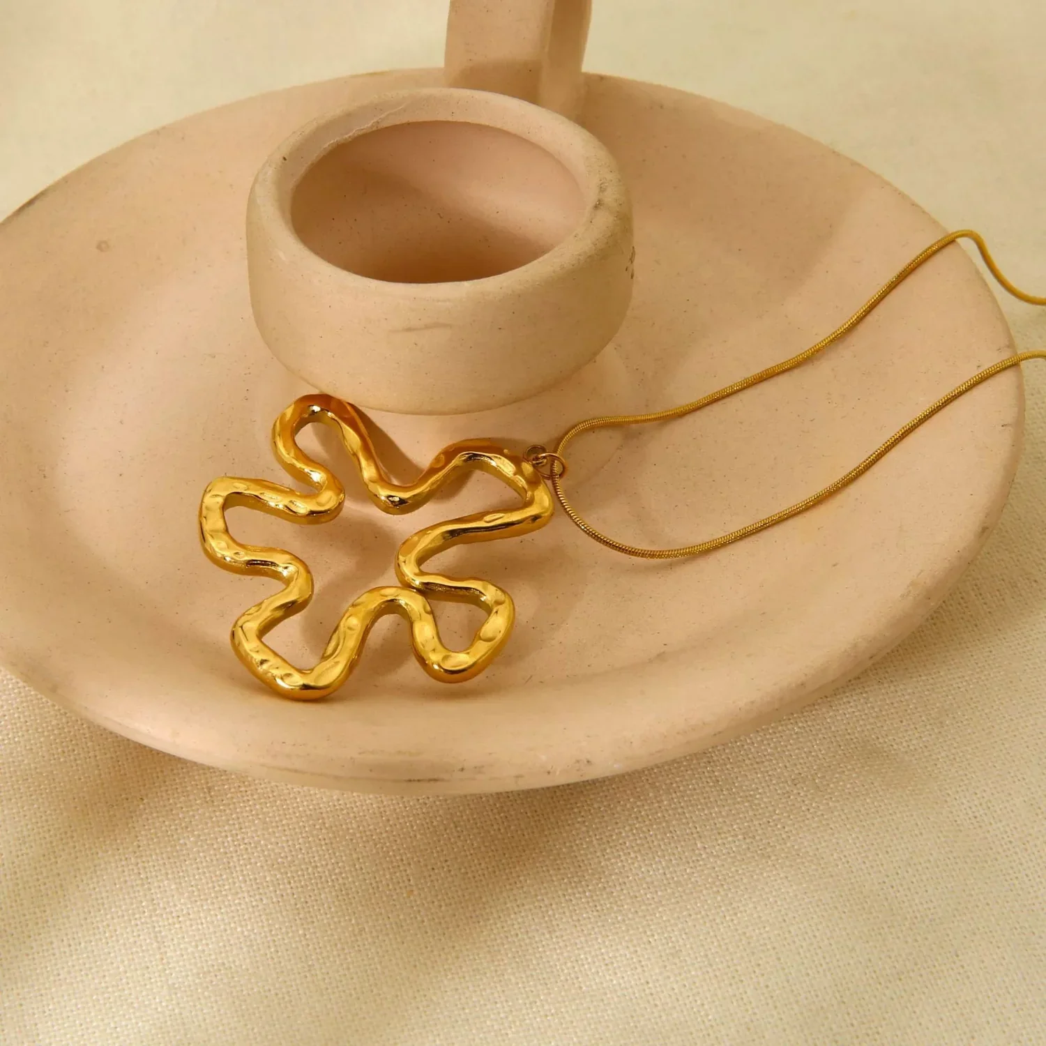 Abstract Wavy Gold Flower Necklace - Image 4