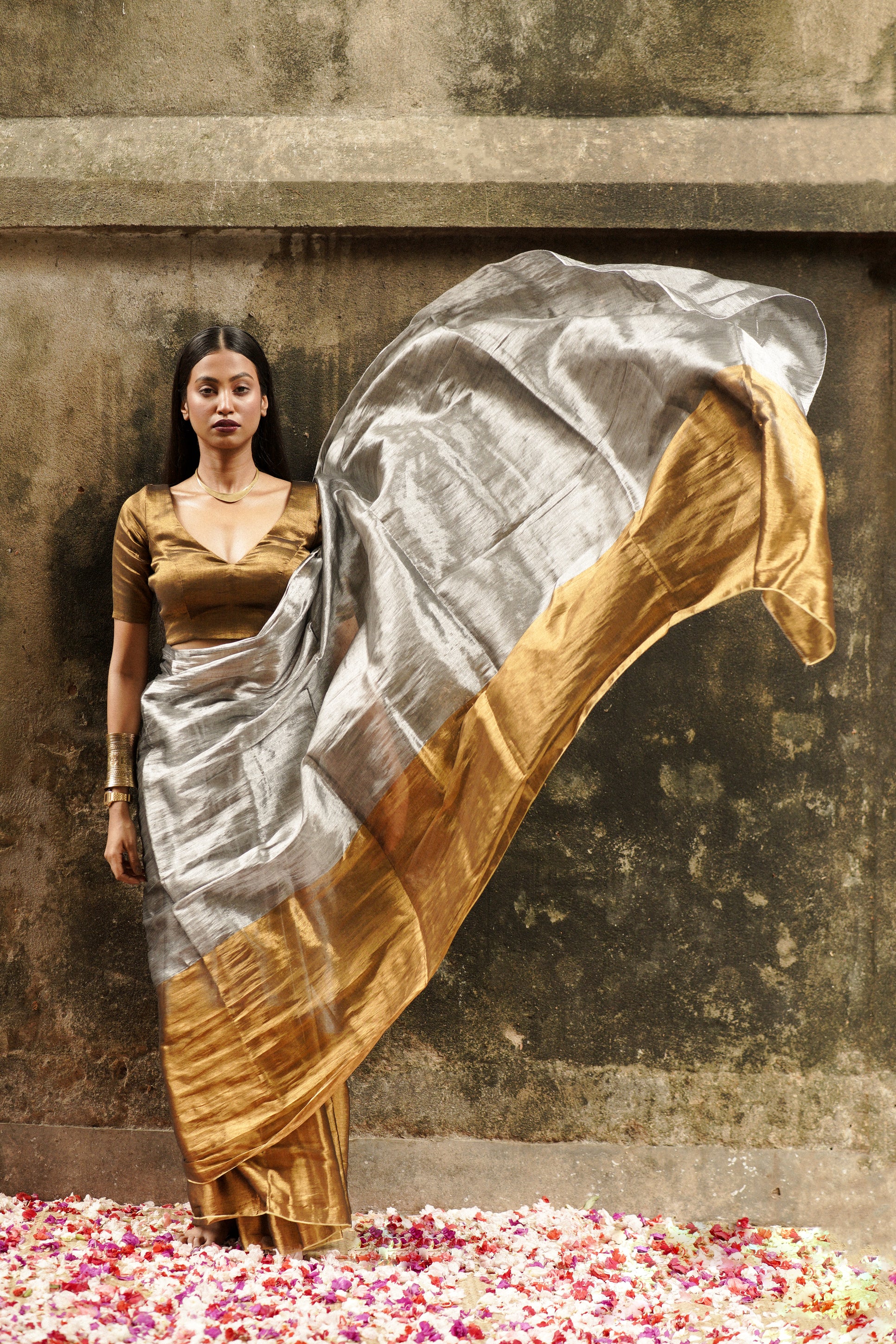 Chandi Aur Sona Gold And Silver Handloom Tissue Saree - Image 3