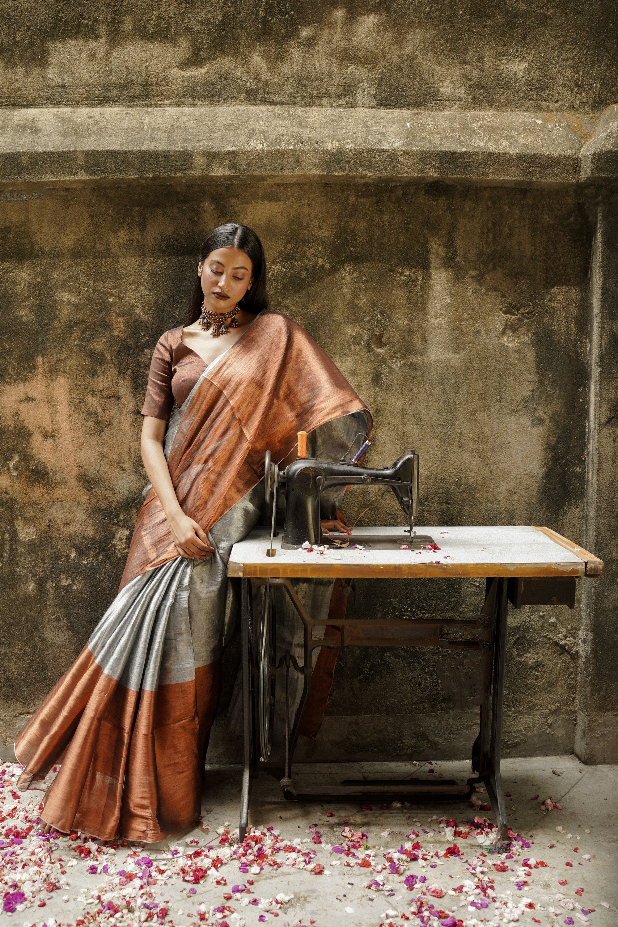 Chandi Aur Tamba Silver And Copper Handloom Tissue Saree - Image 2
