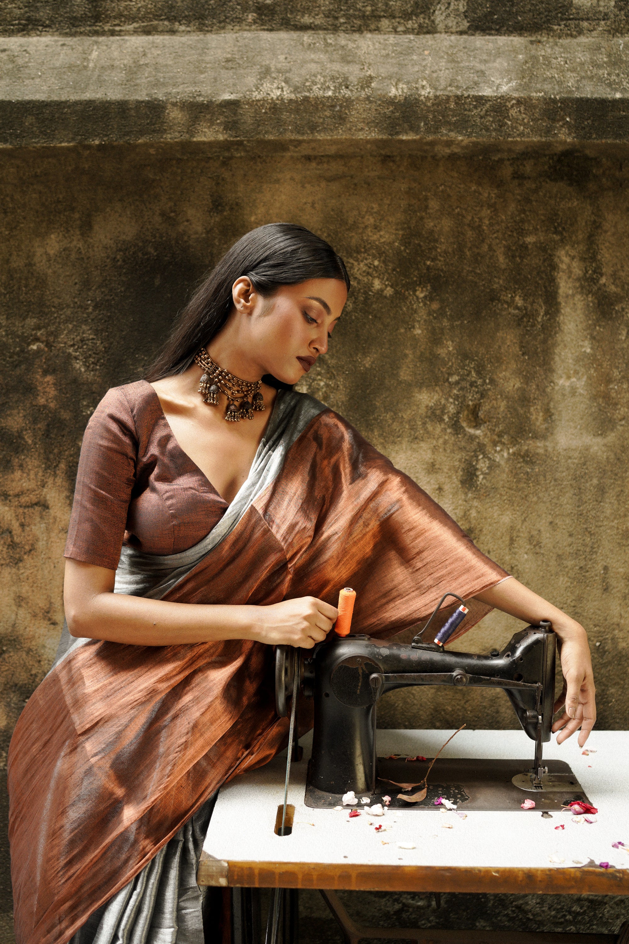Chandi Aur Tamba Silver And Copper Handloom Tissue Saree - Image 3