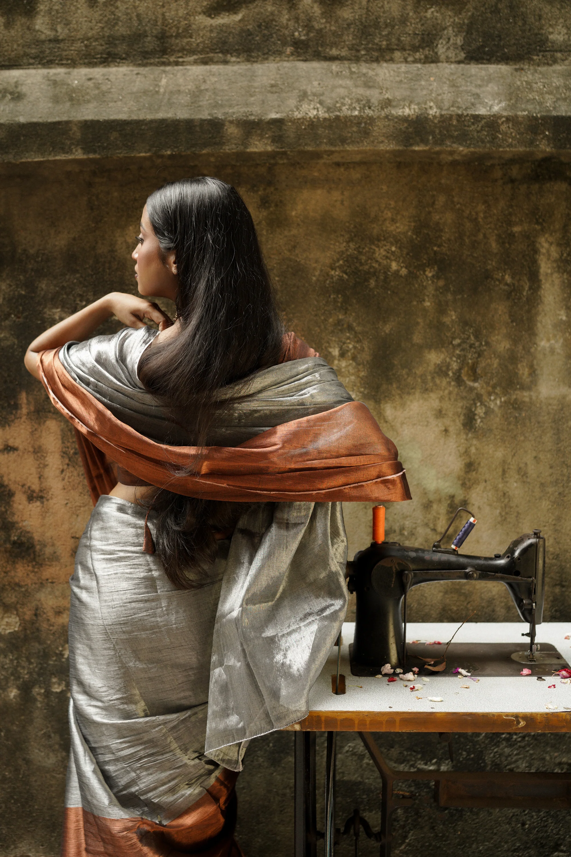 Chandi Aur Tamba Silver And Copper Handloom Tissue Saree - Image 4