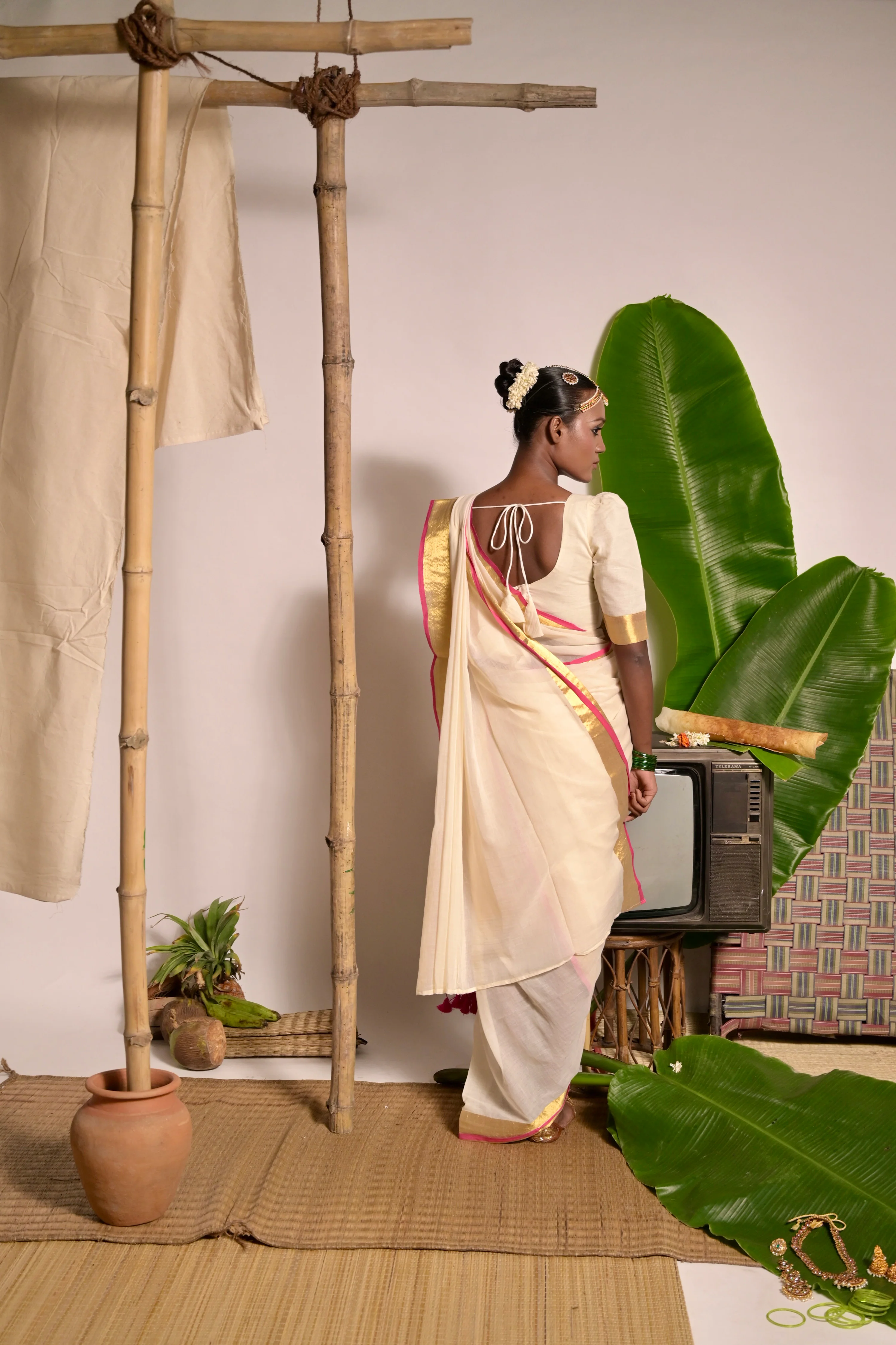 Chandralekha Off white mul cotton handwoven saree with golden and pink border - Image 2