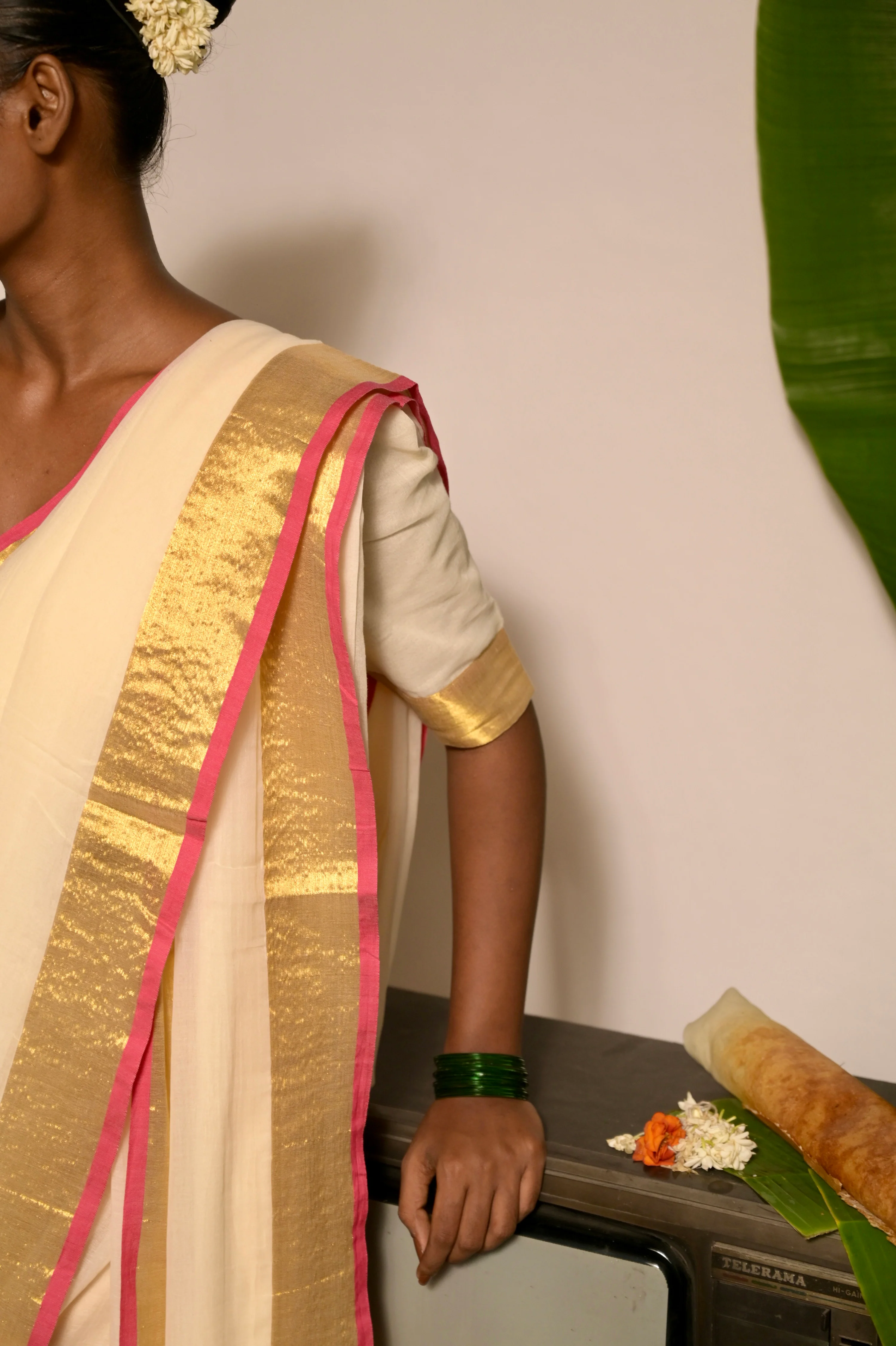 Chandralekha Off white mul cotton handwoven saree with golden and pink border - Image 3