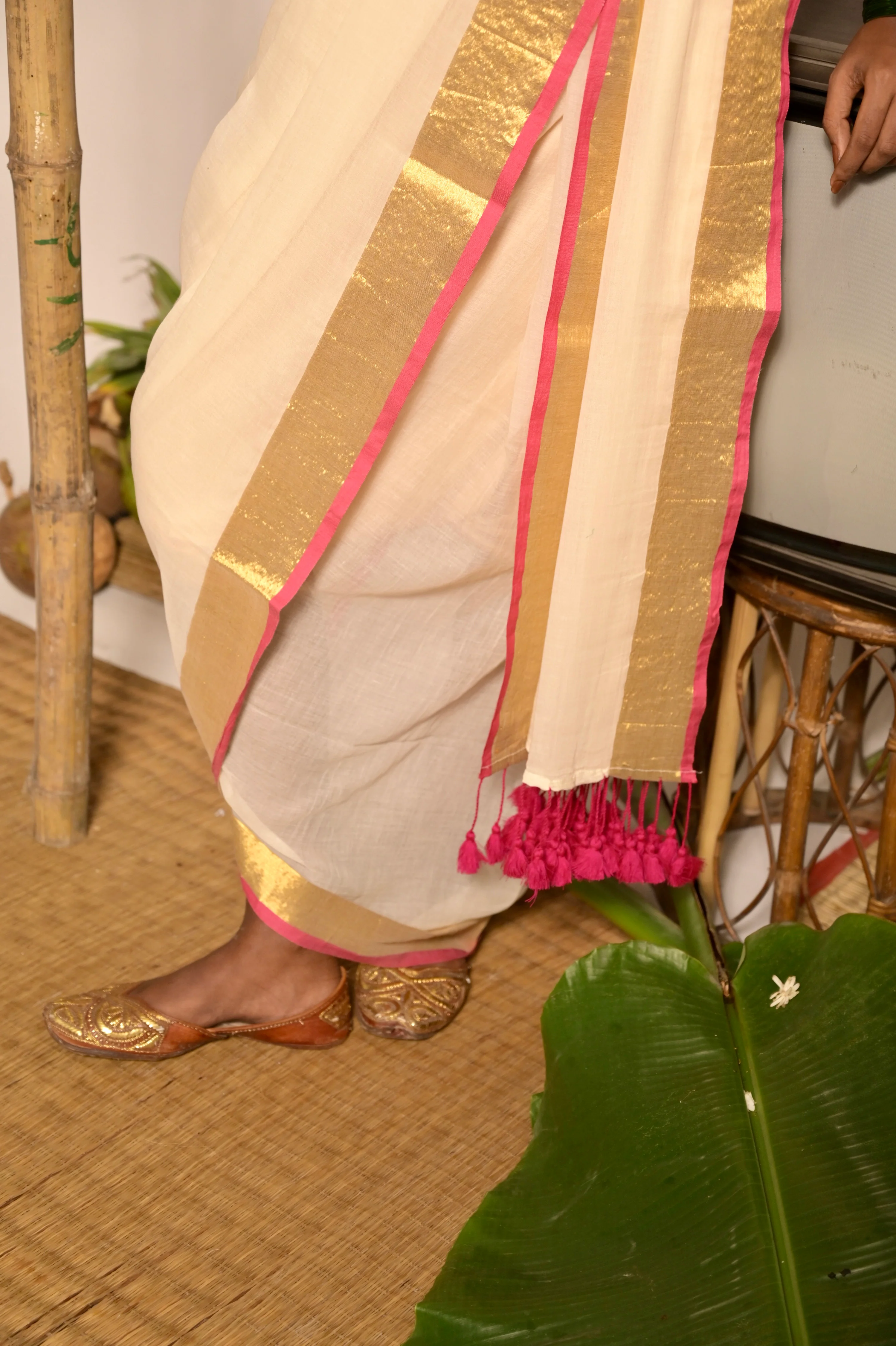 Chandralekha Off white mul cotton handwoven saree with golden and pink border - Image 5
