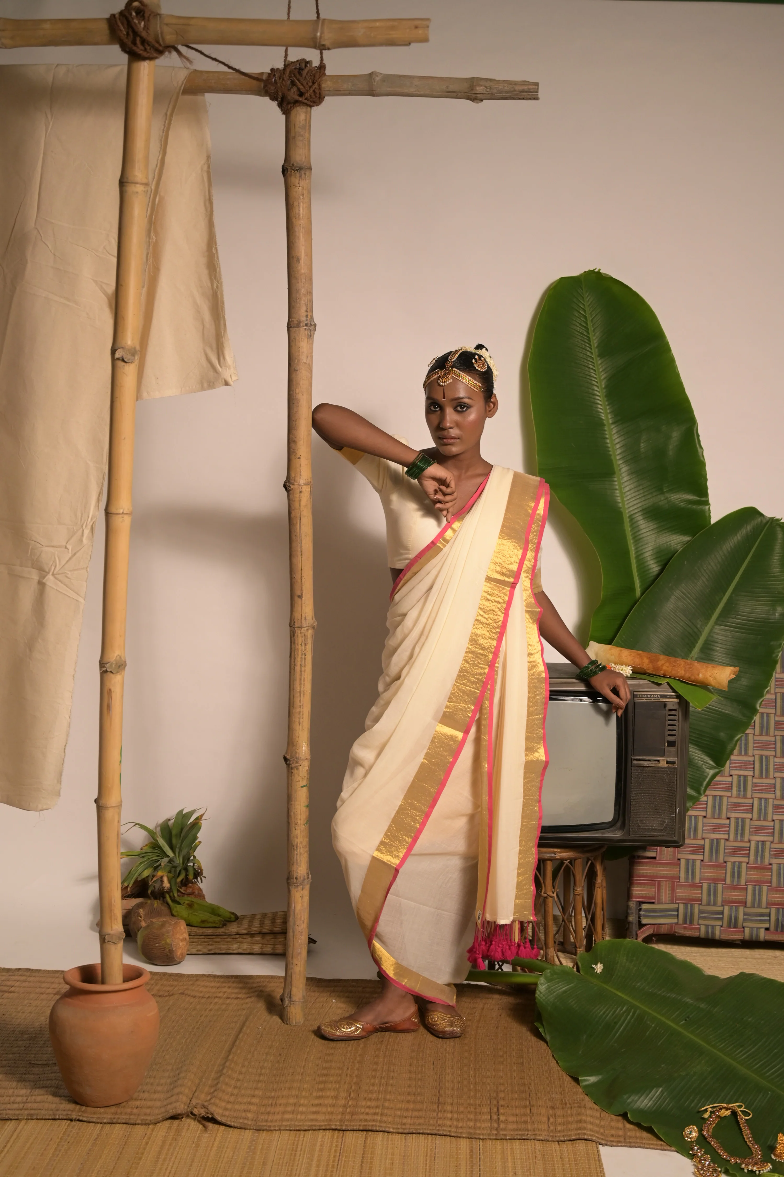Chandralekha Off white mul cotton handwoven saree with golden and pink border - Image 6