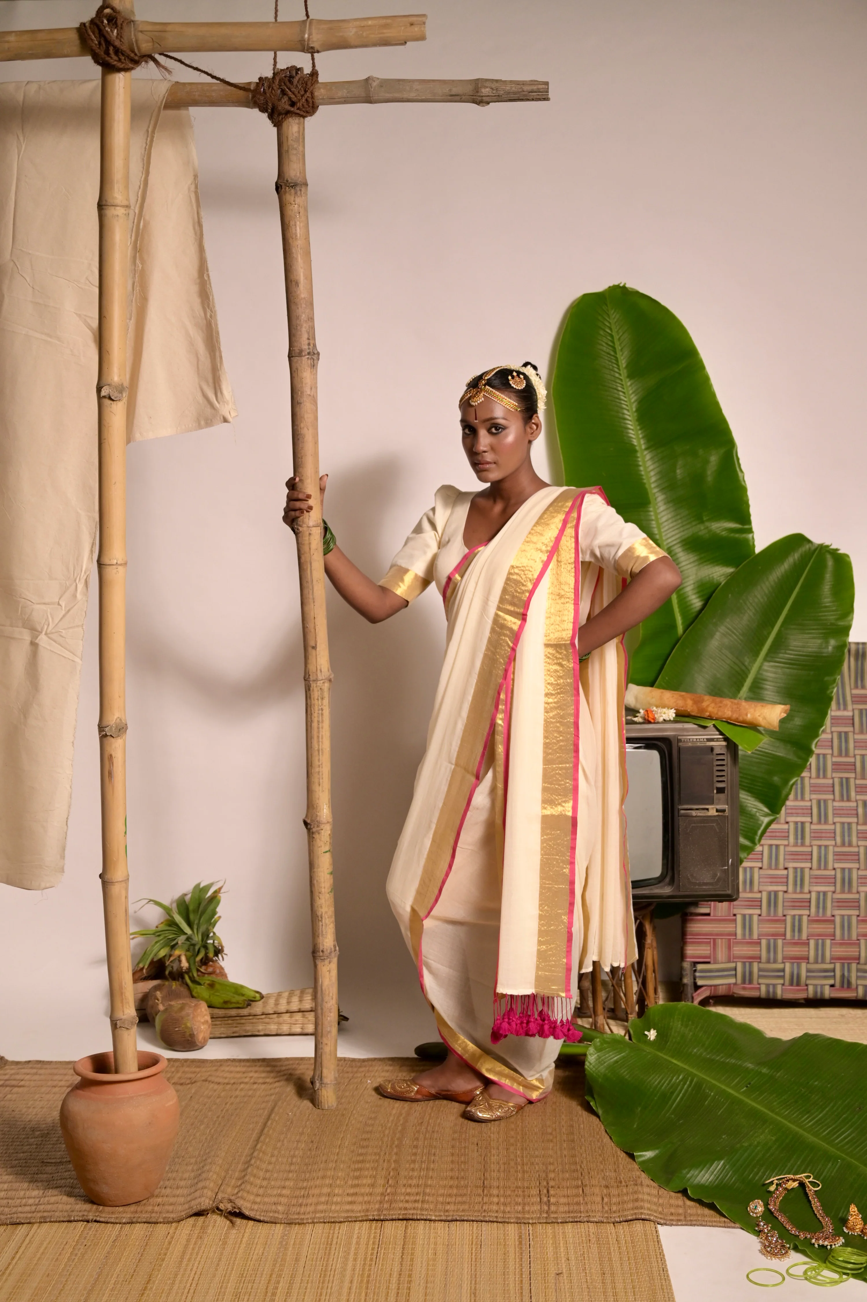 Chandralekha Off white mul cotton handwoven saree with golden and pink border - Image 7