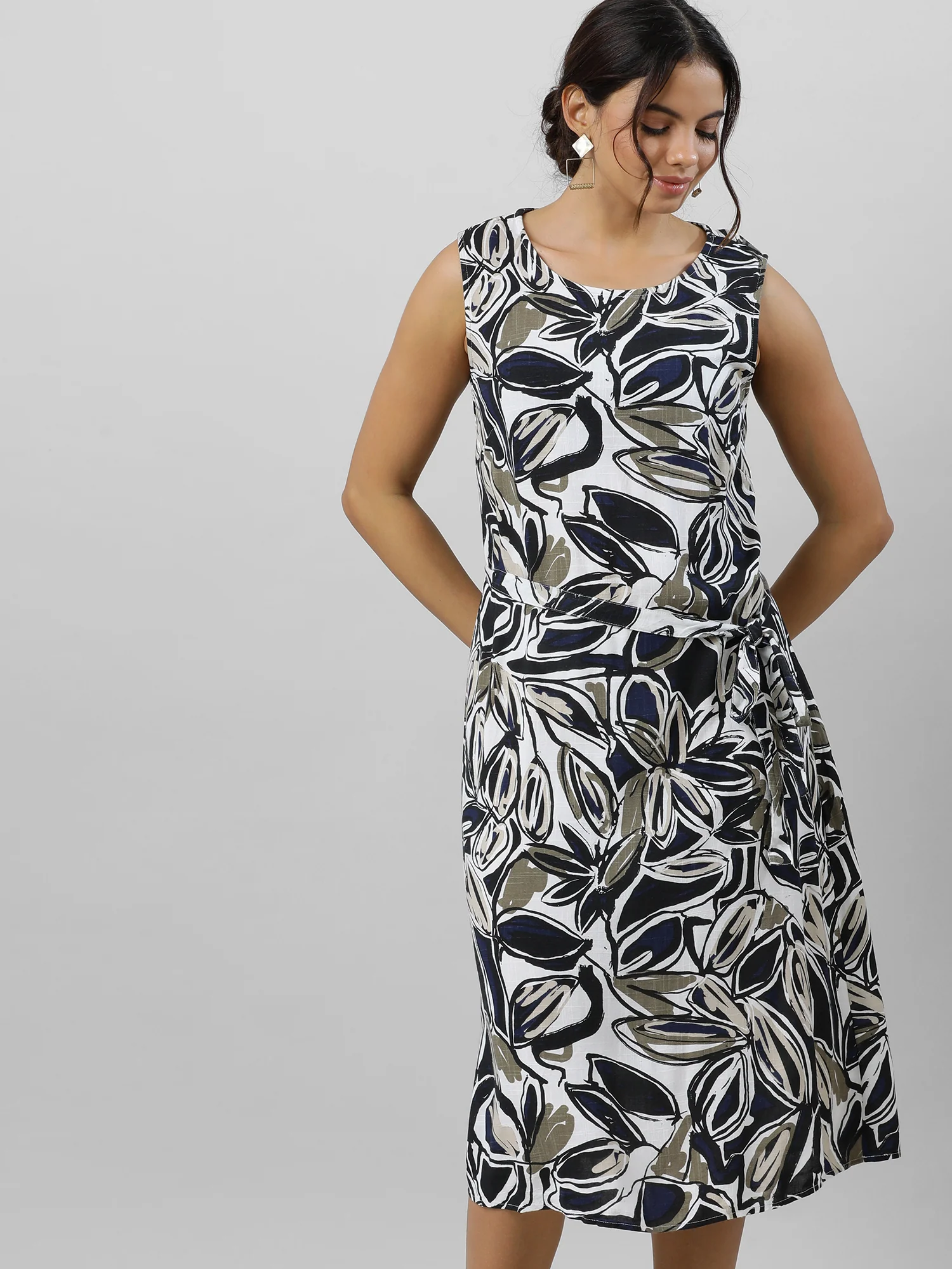 Women Chic Sleeveless White Print Dress - Image 3