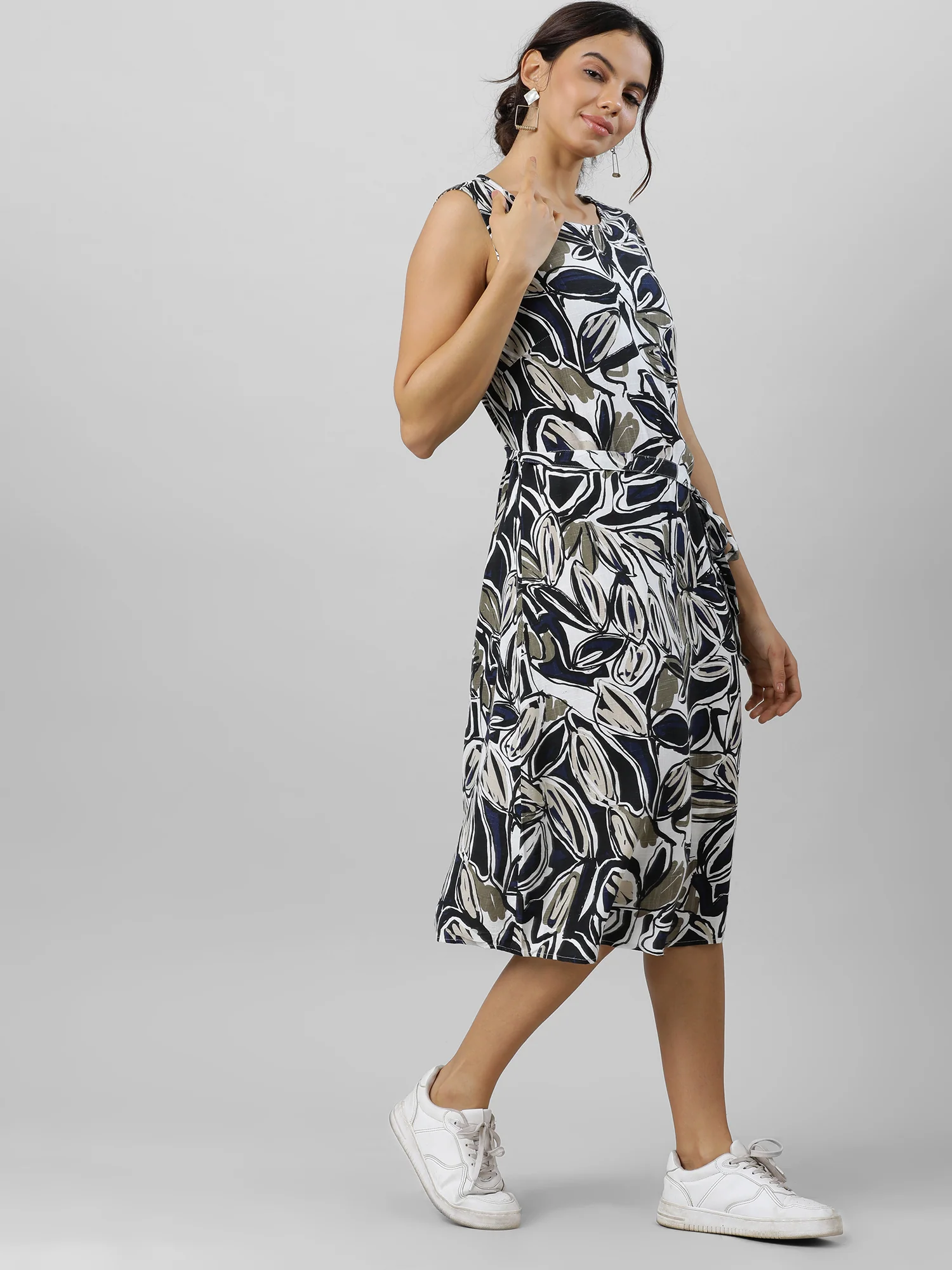 Women Chic Sleeveless White Print Dress - Image 4