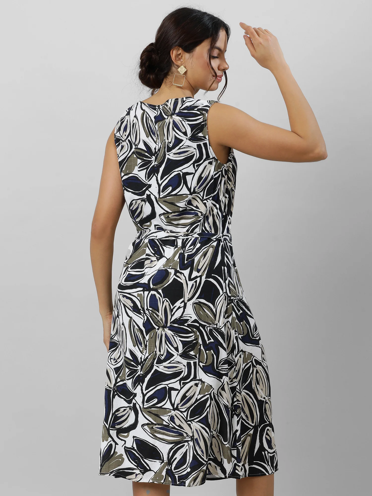 Women Chic Sleeveless White Print Dress - Image 5