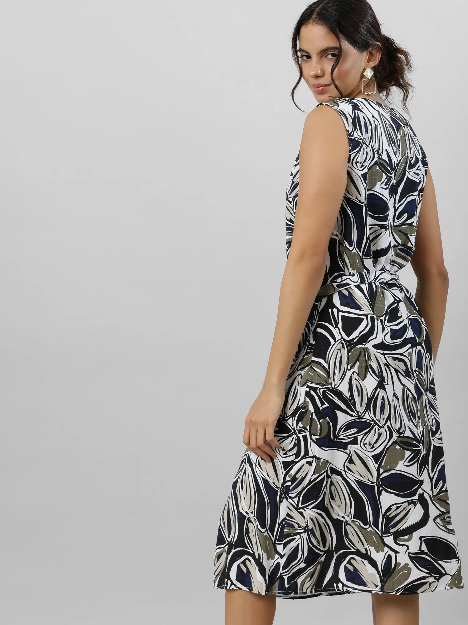 Women Chic Sleeveless White Print Dress - Image 6