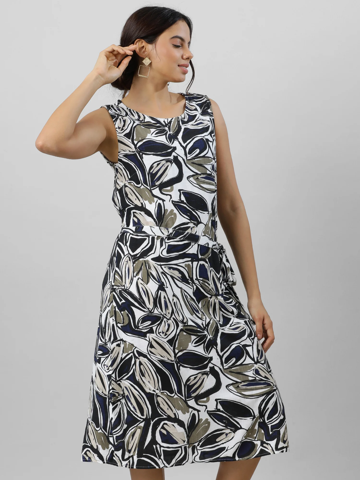 Women Chic Sleeveless White Print Dress - Image 9