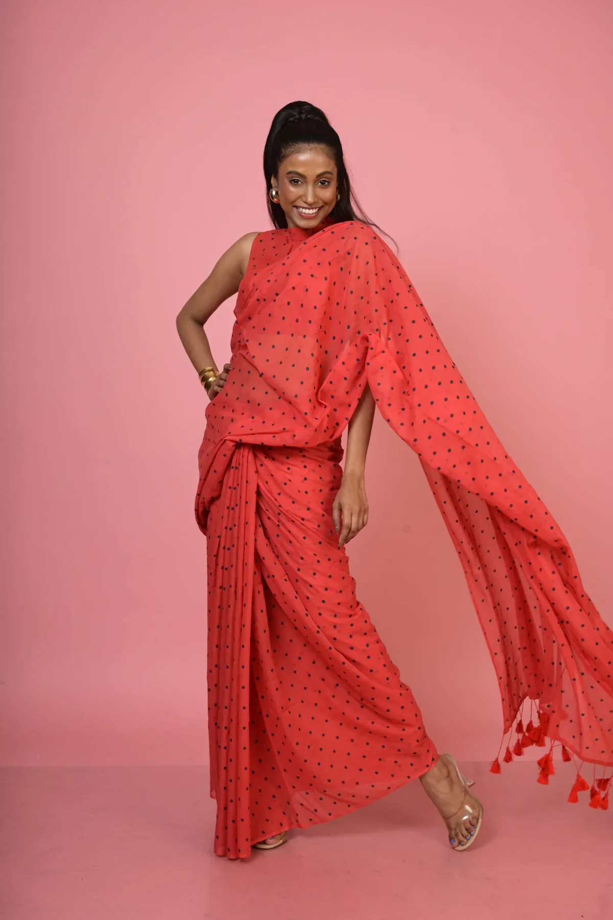 Red Handloom Mul Cotton Polka Dotted Saree - Image 2