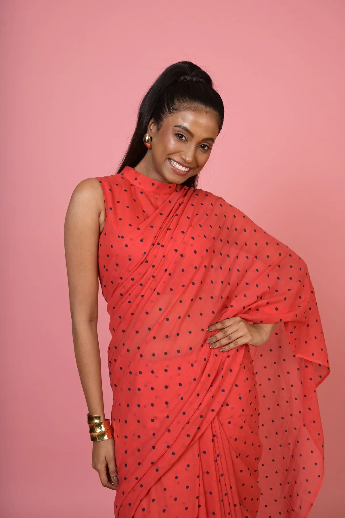 Red Handloom Mul Cotton Polka Dotted Saree - Image 3