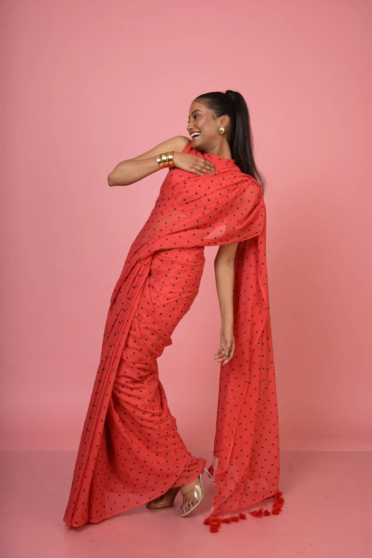 Red Handloom Mul Cotton Polka Dotted Saree - Image 4
