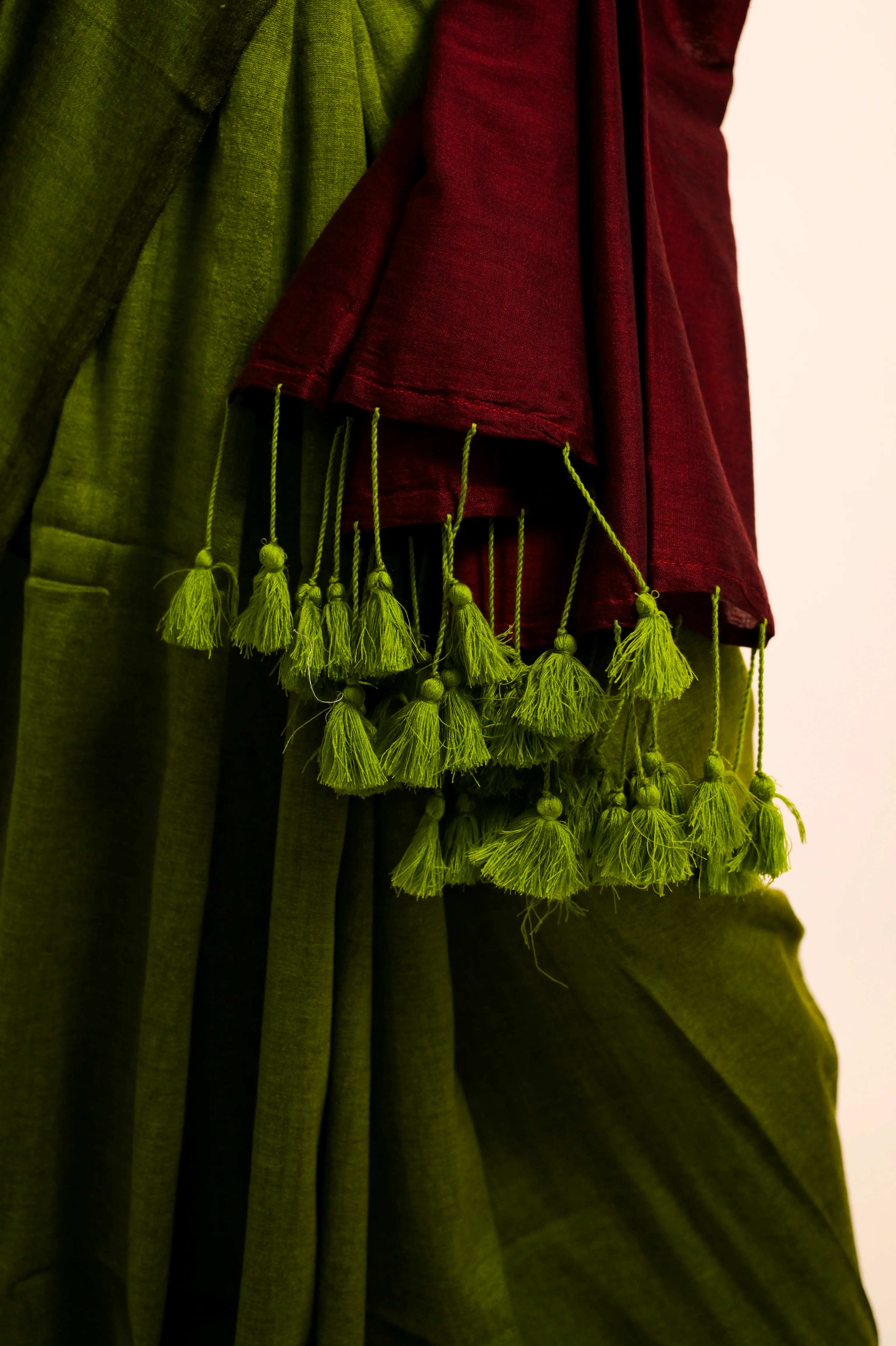 Geet Suhani Olive Green Handloom Cotton Acrylic Saree - Image 5