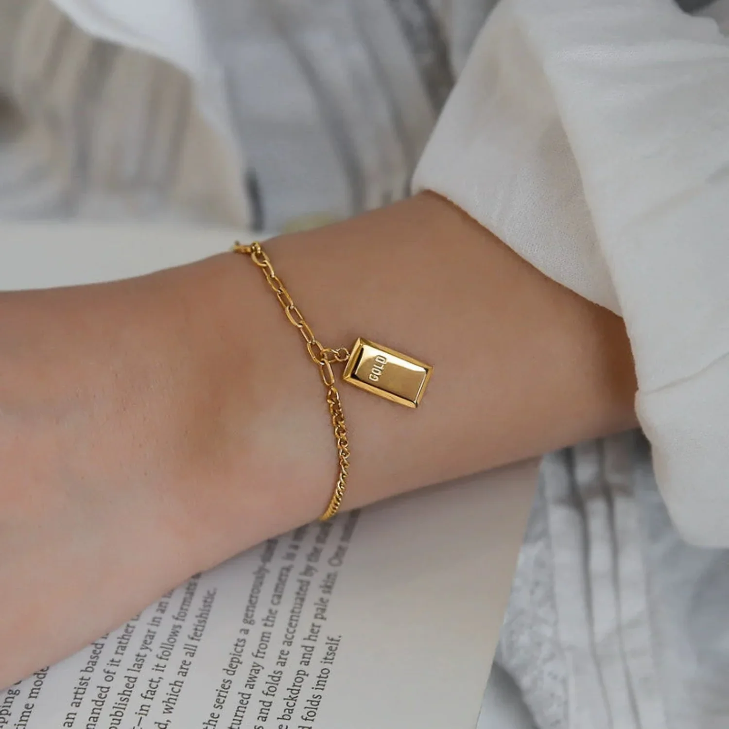 Gold Bar Pendant Link Bracelet