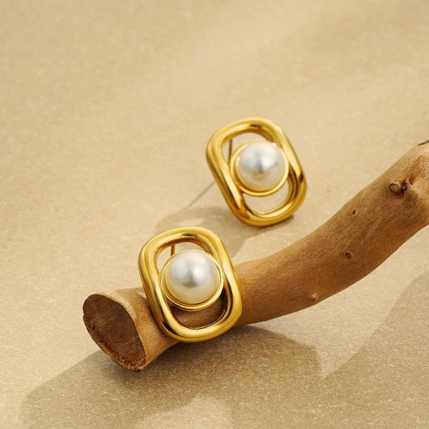 Golden Oval Pearl Elegance Stud