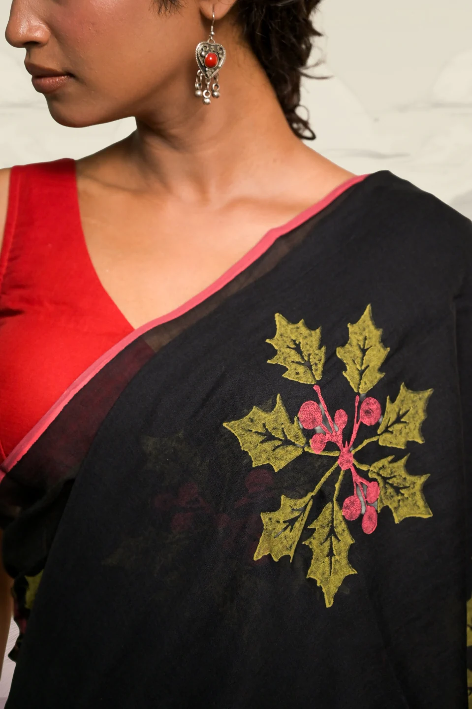 Joys of Holly Black Handloom Mul Cotton Saree with Handblock-Printed Holly Leaf Motifs - Image 5