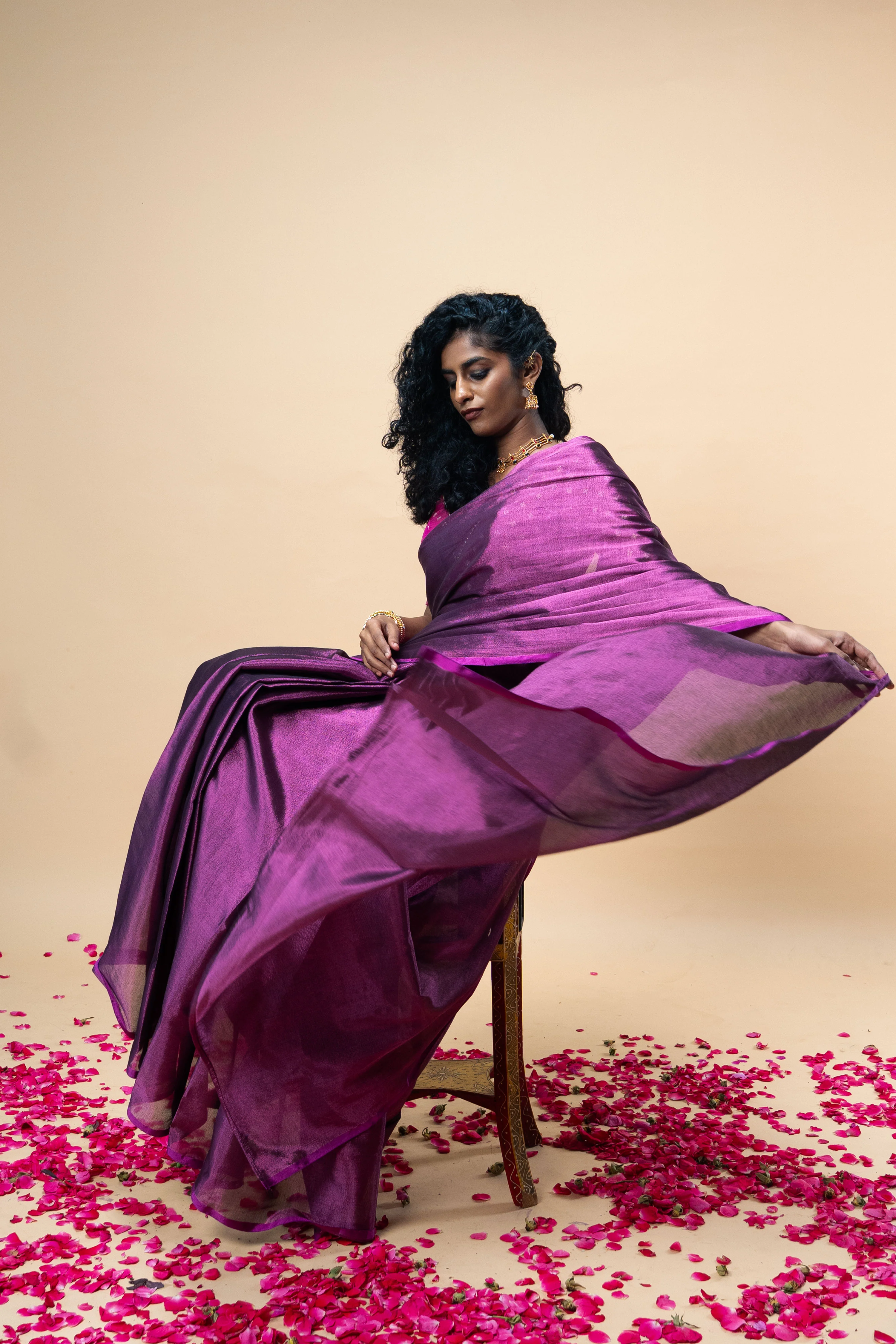 JYOTIRA I Magenta handwoven tissue saree with Purple border - Image 4