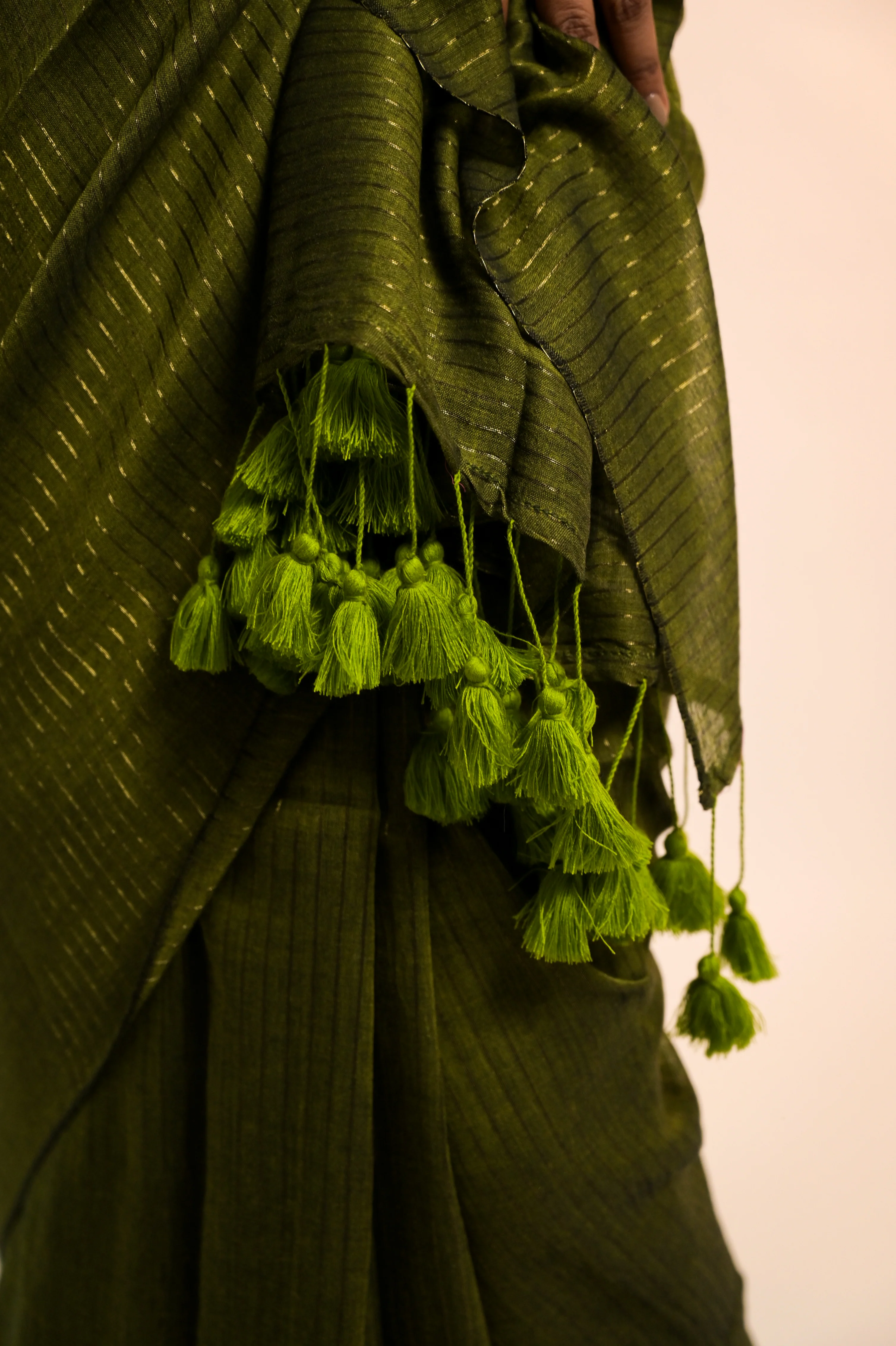 Kanak Olive Green Handloom Mul Cotton Saree with Zari Stripes - Image 5