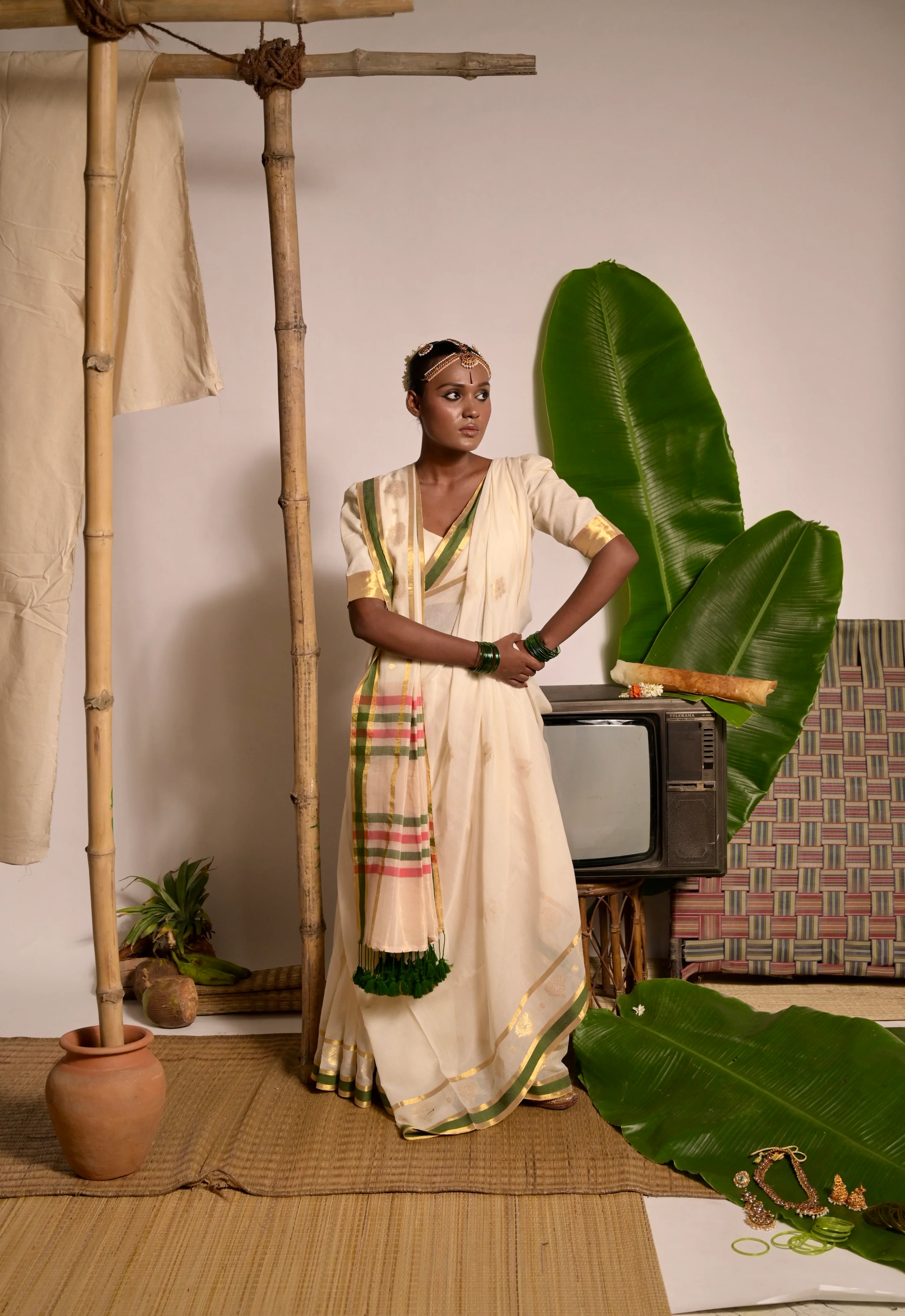 Kathakali Off white handwoven mul cotton saree with green and zari border - Image 2