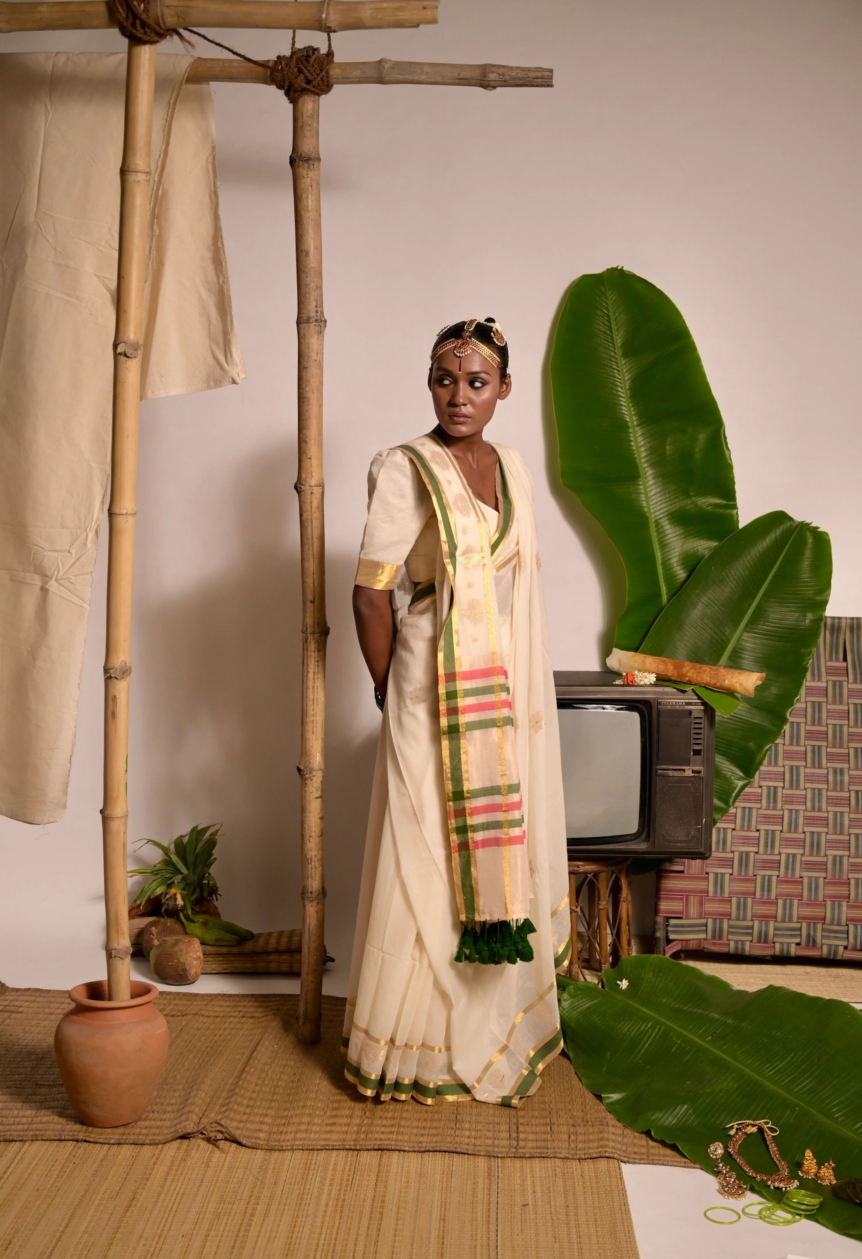 Kathakali Off white handwoven mul cotton saree with green and zari border - Image 3
