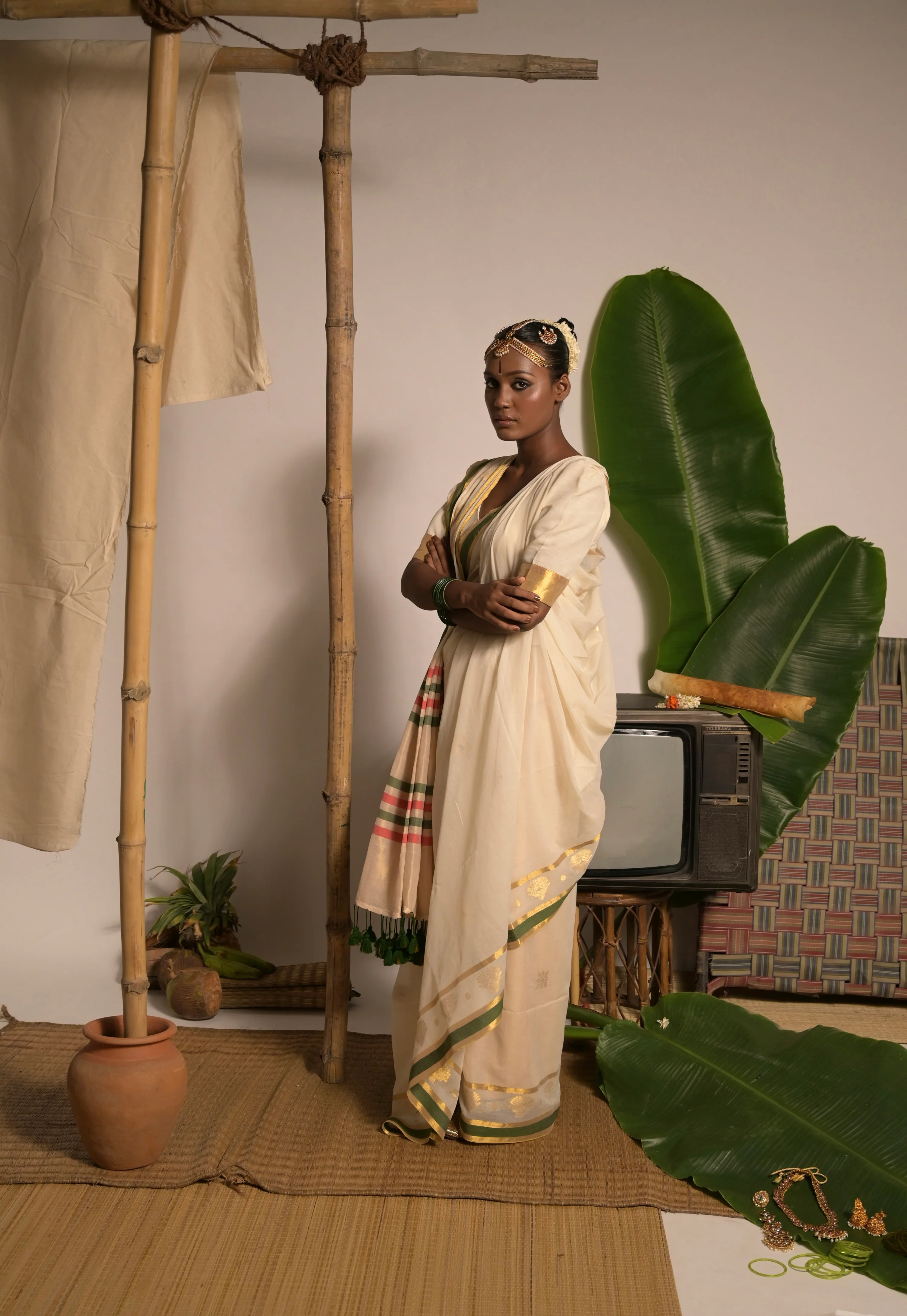 Kathakali Off white handwoven mul cotton saree with green and zari border - Image 4