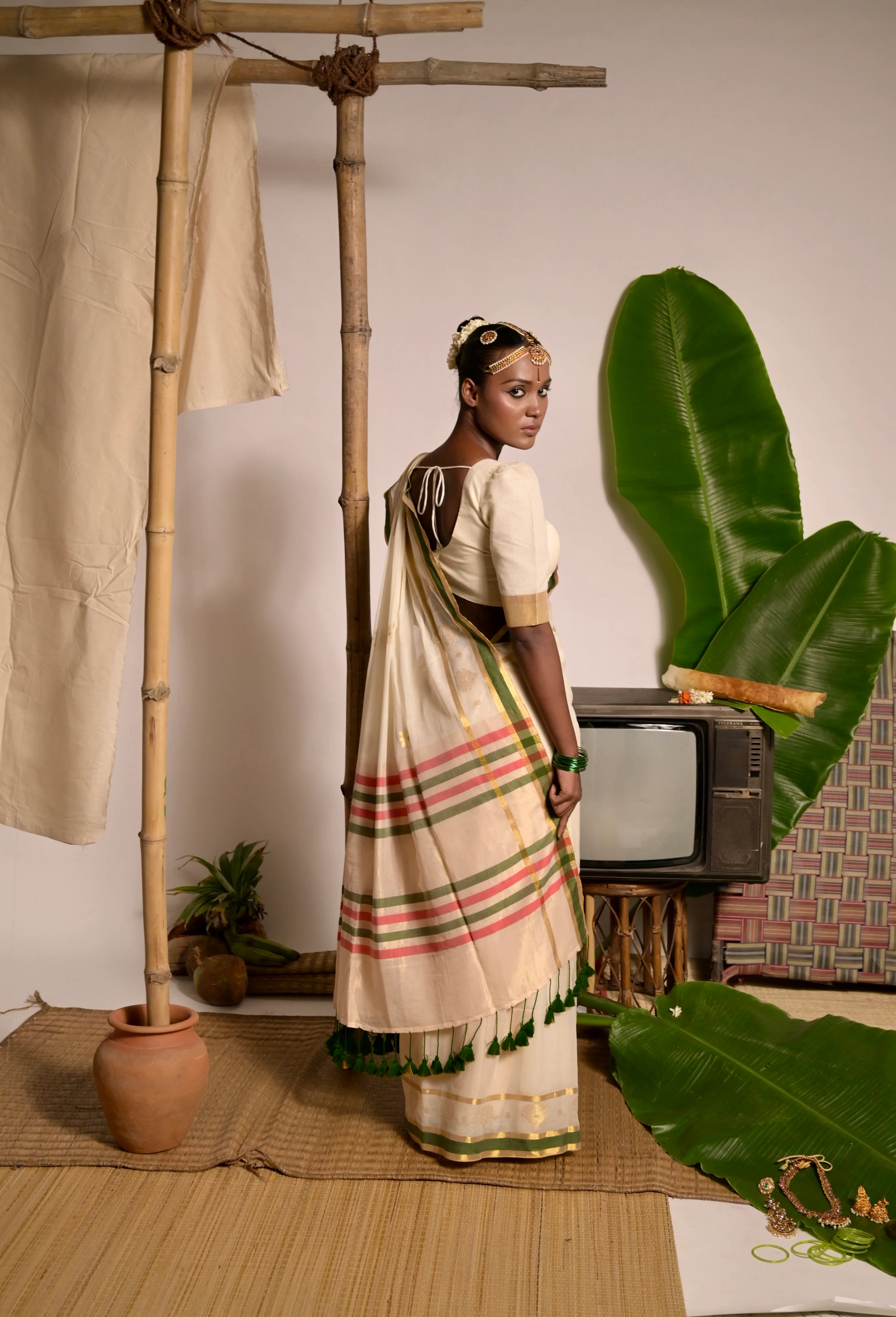Kathakali Off white handwoven mul cotton saree with green and zari border - Image 5