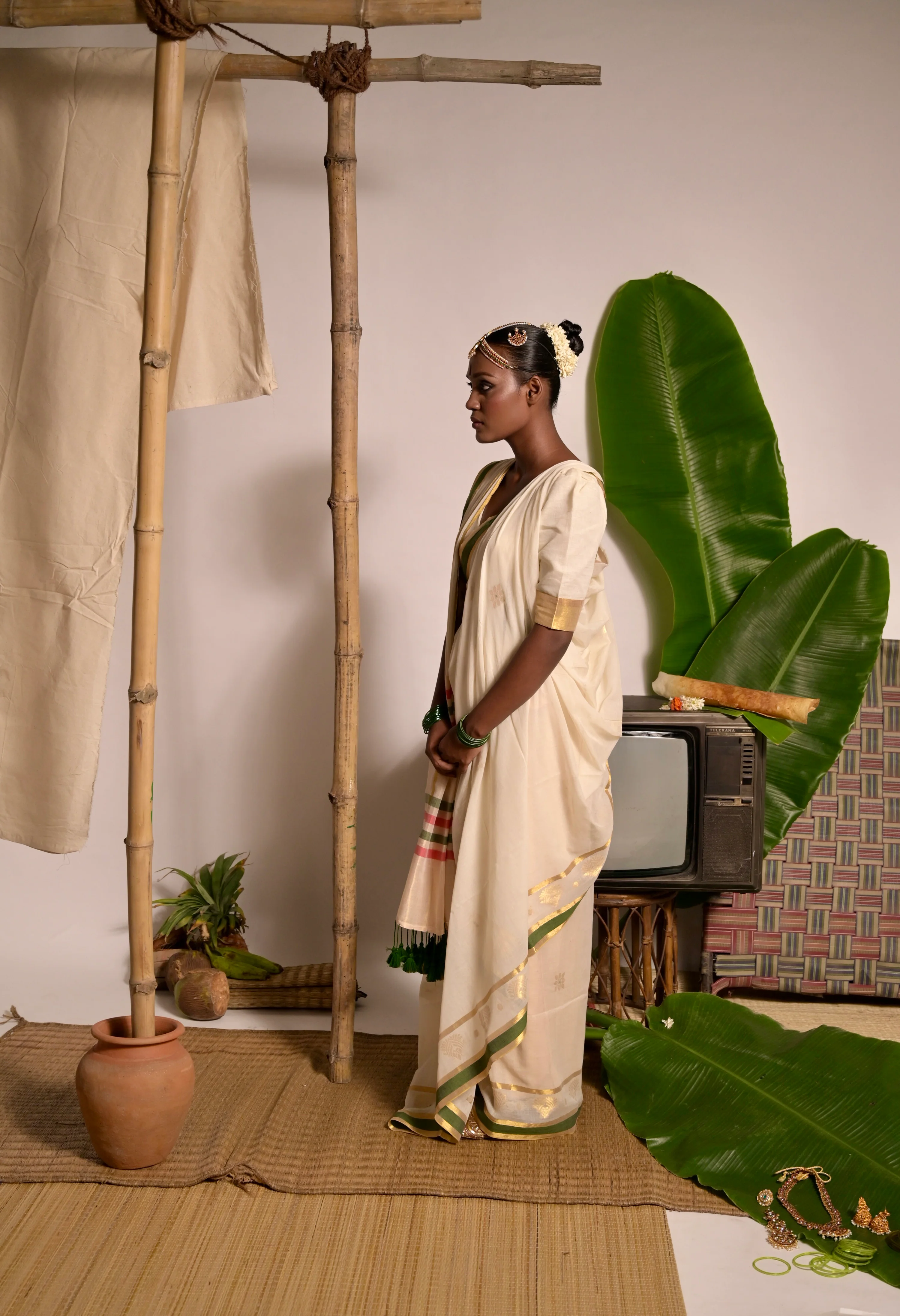Kathakali Off white handwoven mul cotton saree with green and zari border - Image 6