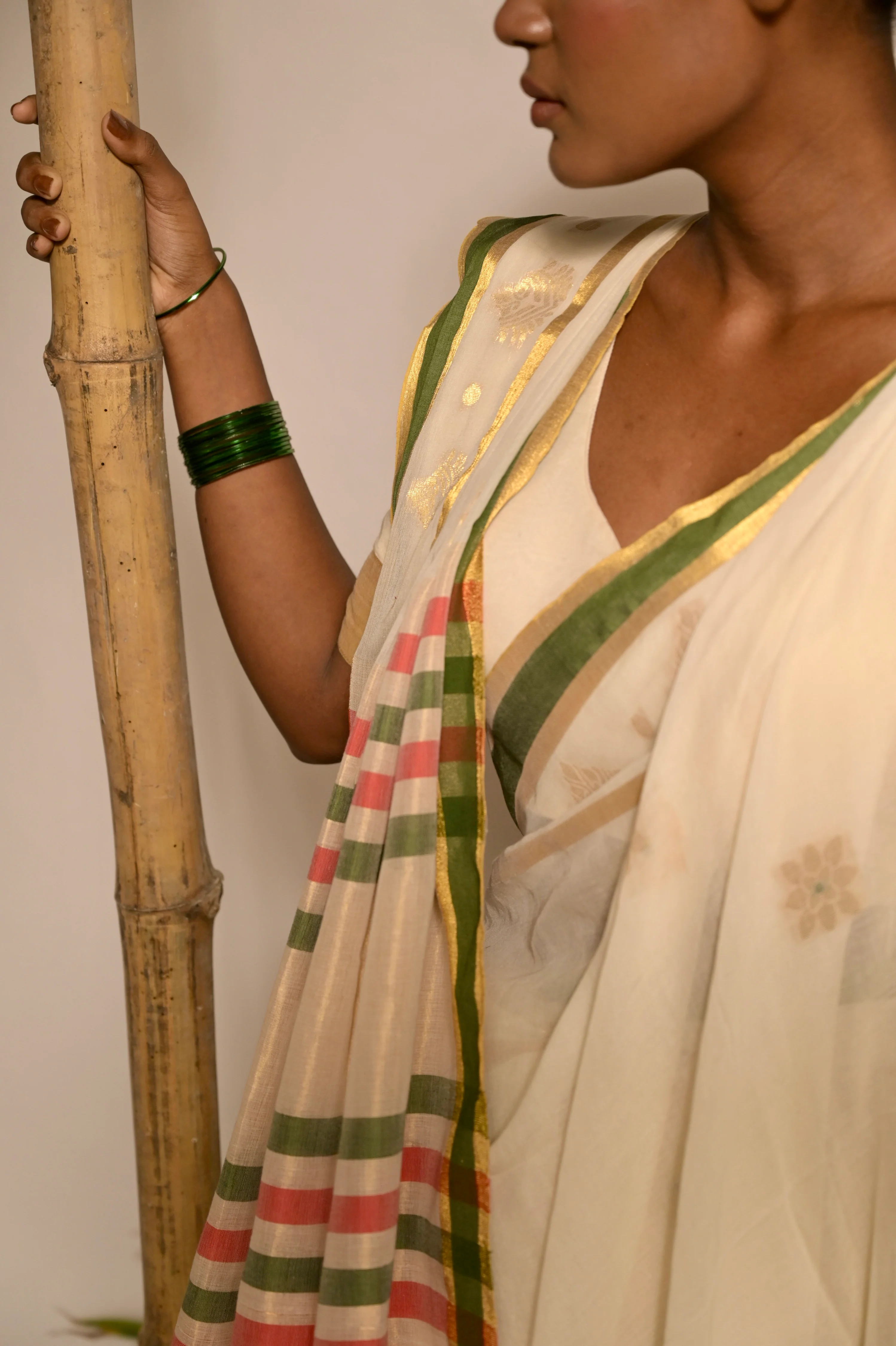 Kathakali Off white handwoven mul cotton saree with green and zari border - Image 7