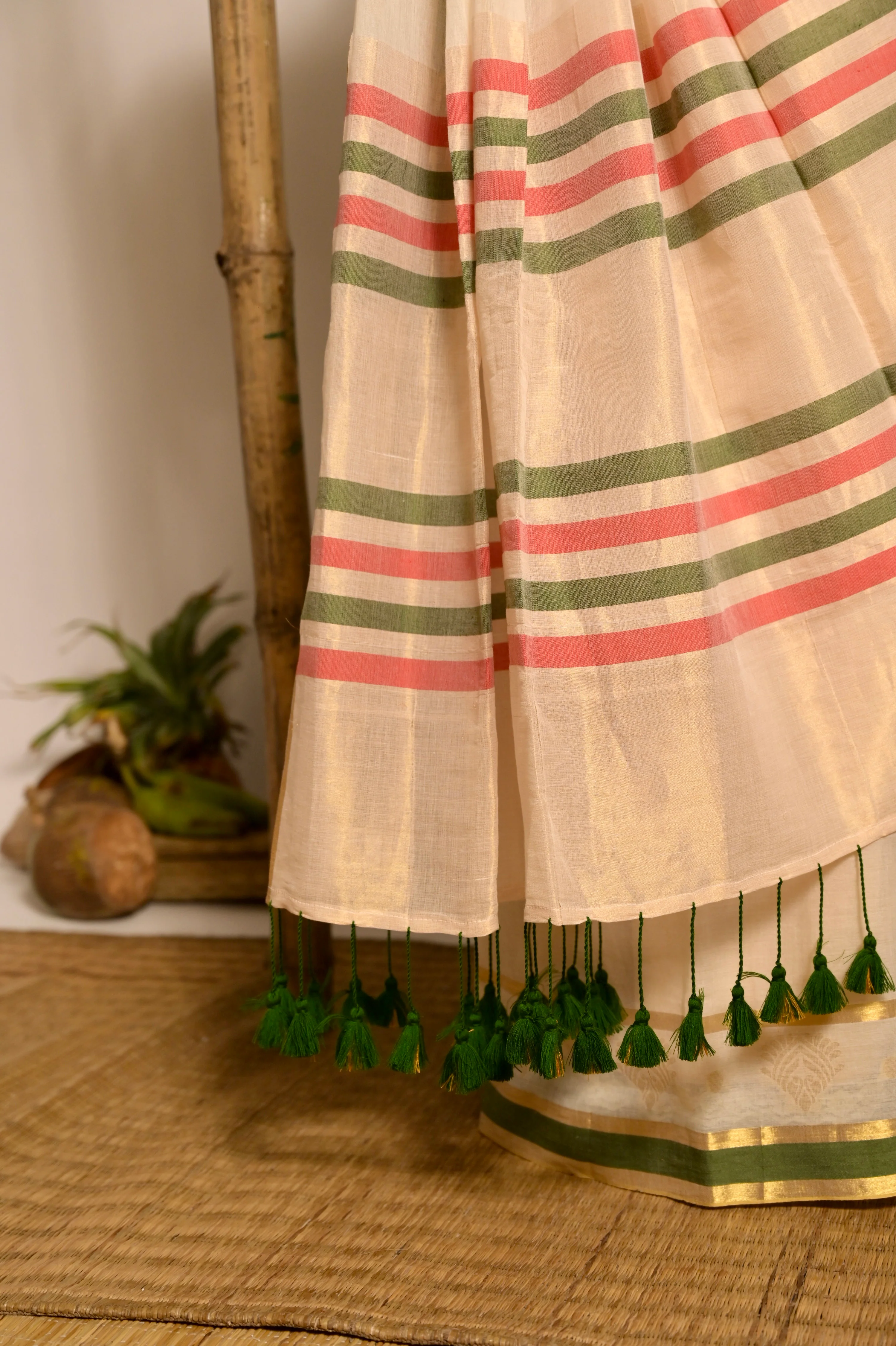 Kathakali Off white handwoven mul cotton saree with green and zari border - Image 9