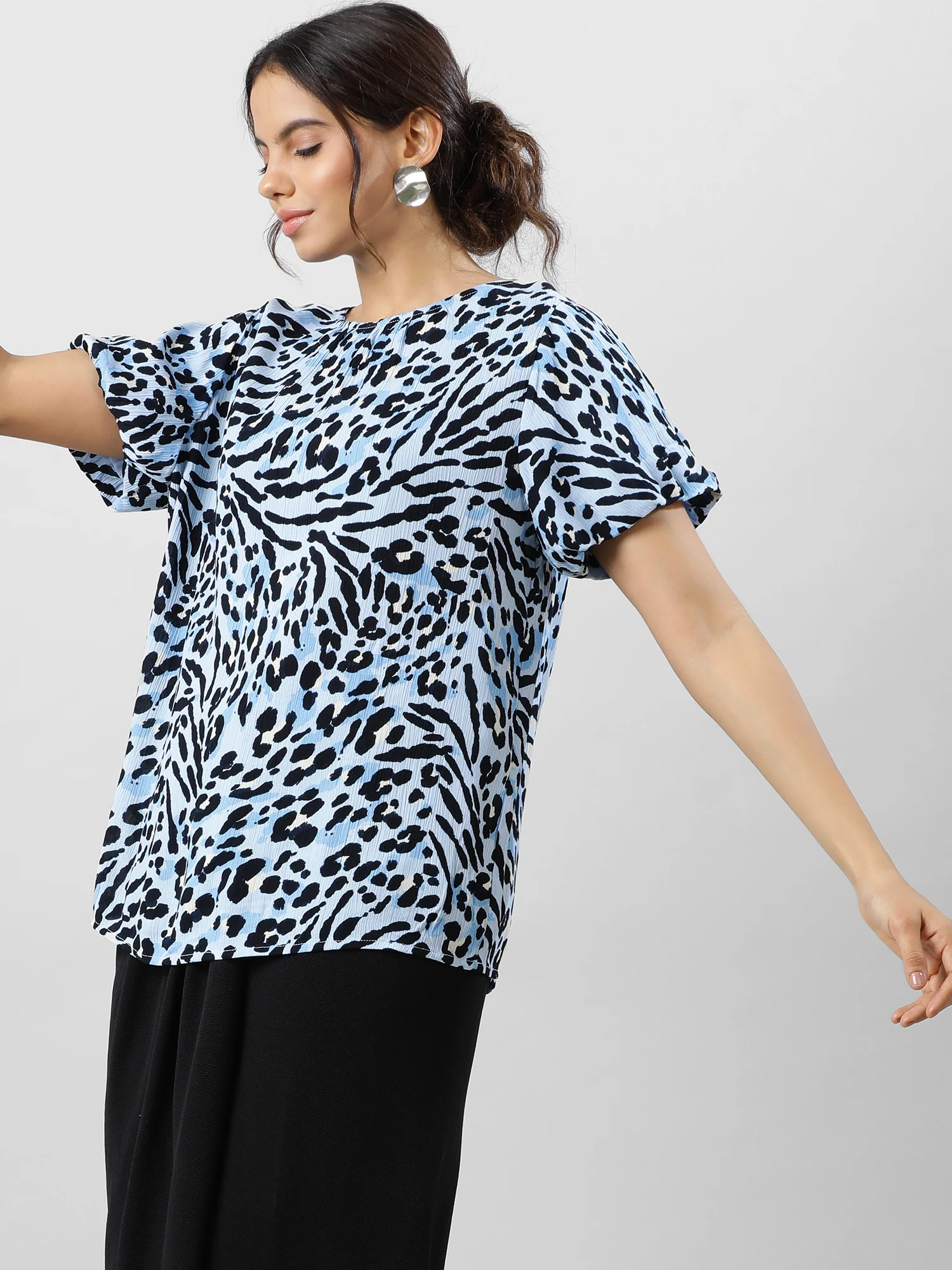 Women Keyhole Charm Printed Top - Image 10