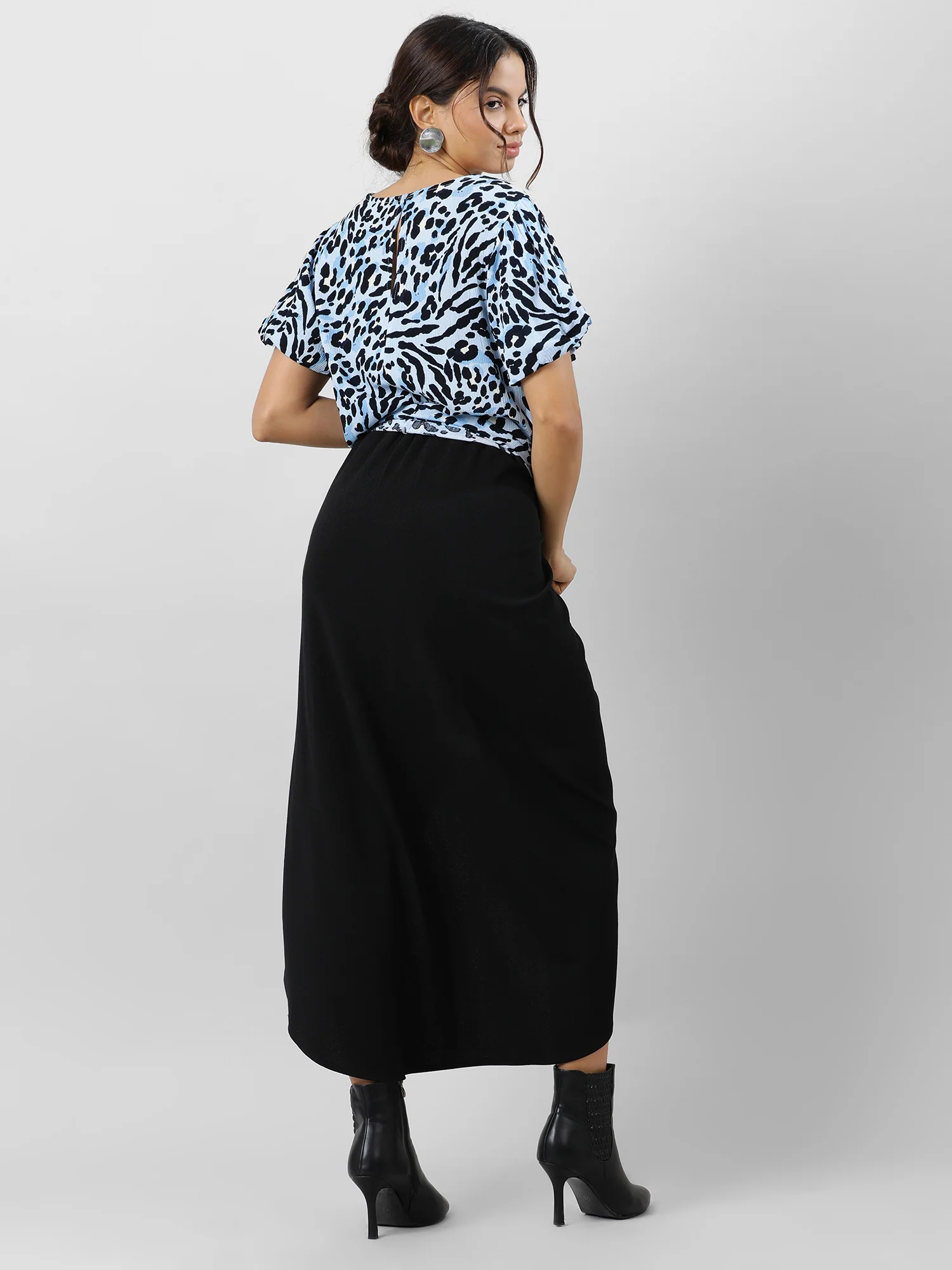Women Keyhole Charm Printed Top - Image 3