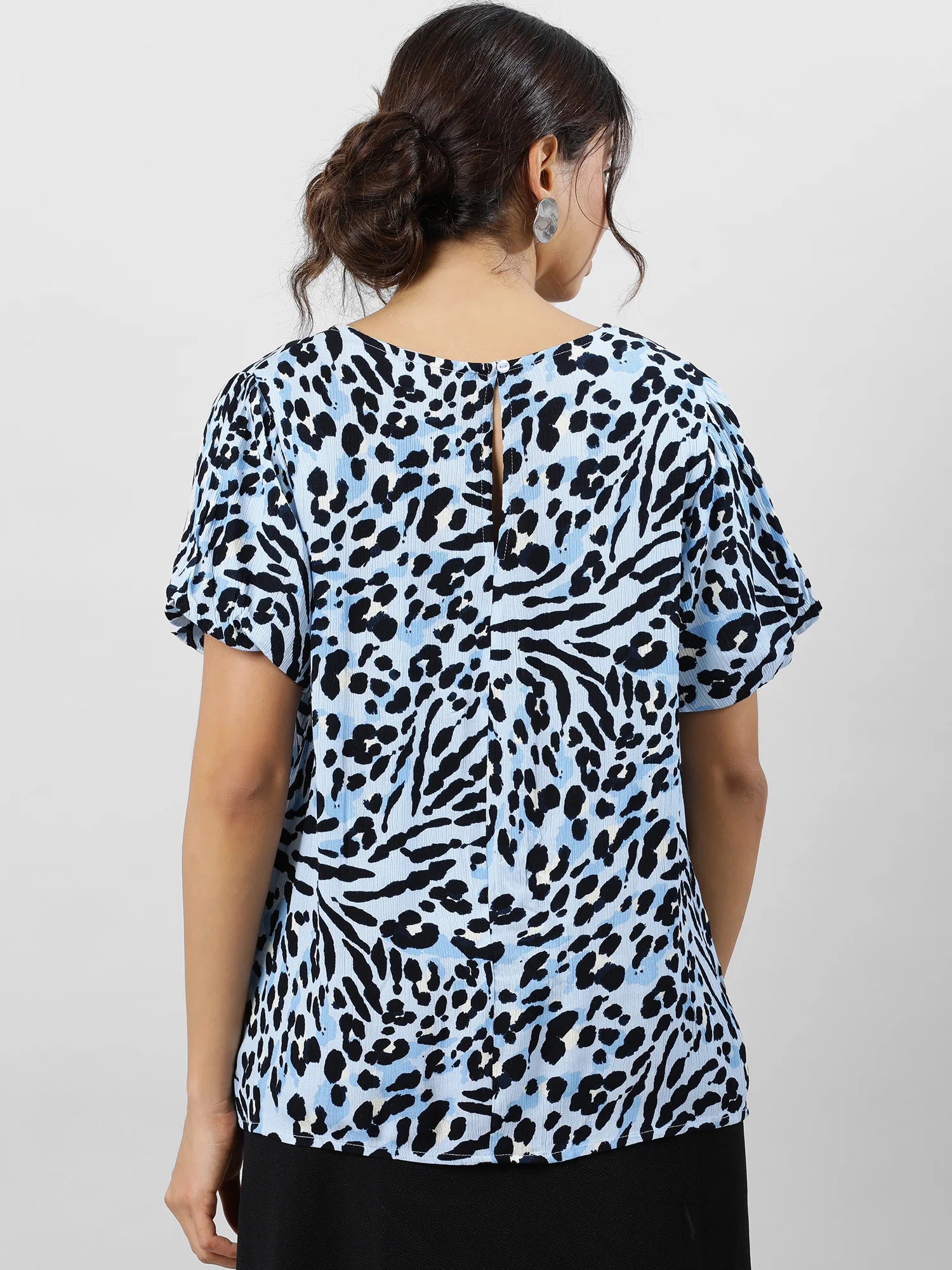 Women Keyhole Charm Printed Top - Image 4