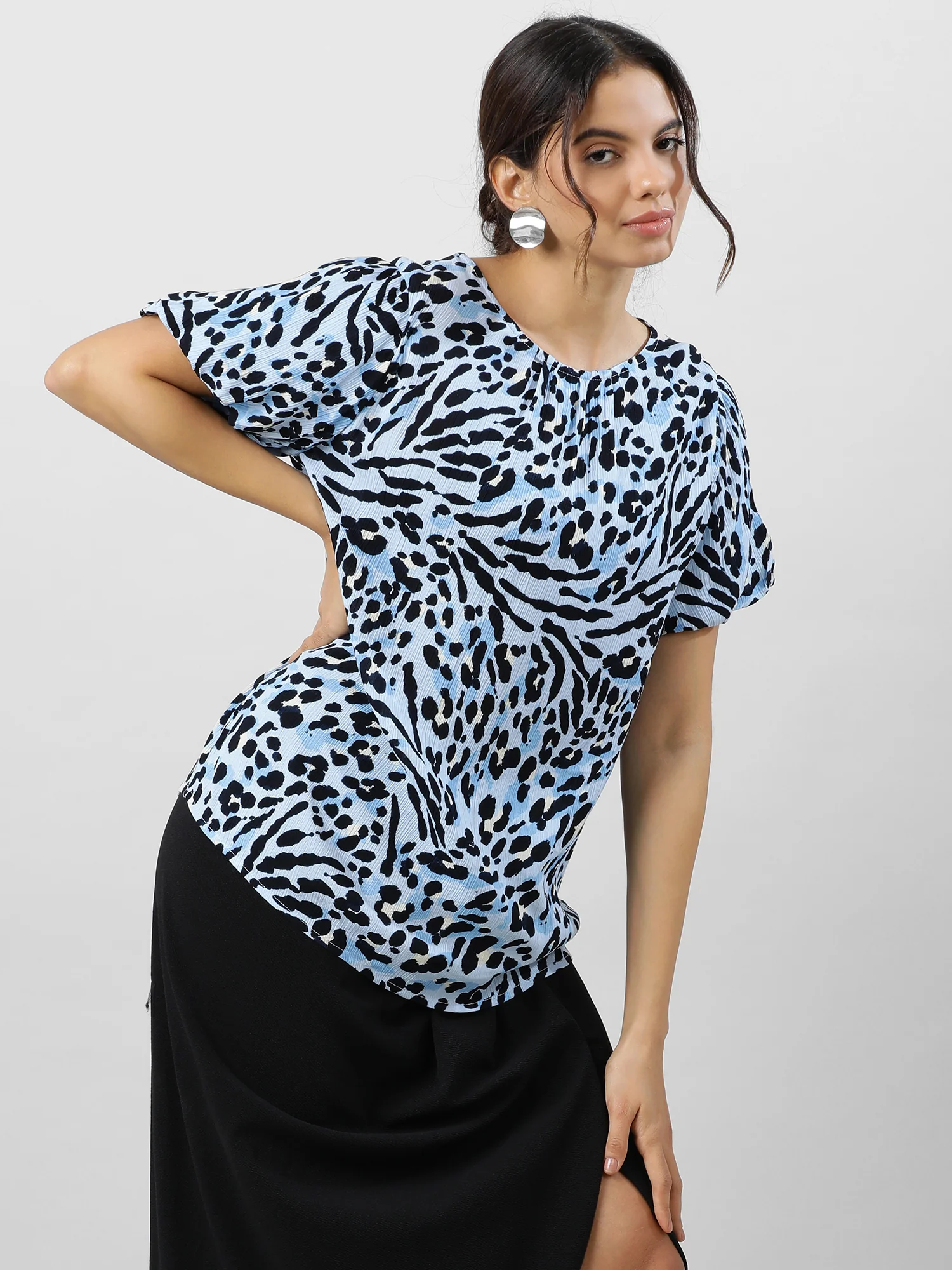 Women Keyhole Charm Printed Top - Image 5