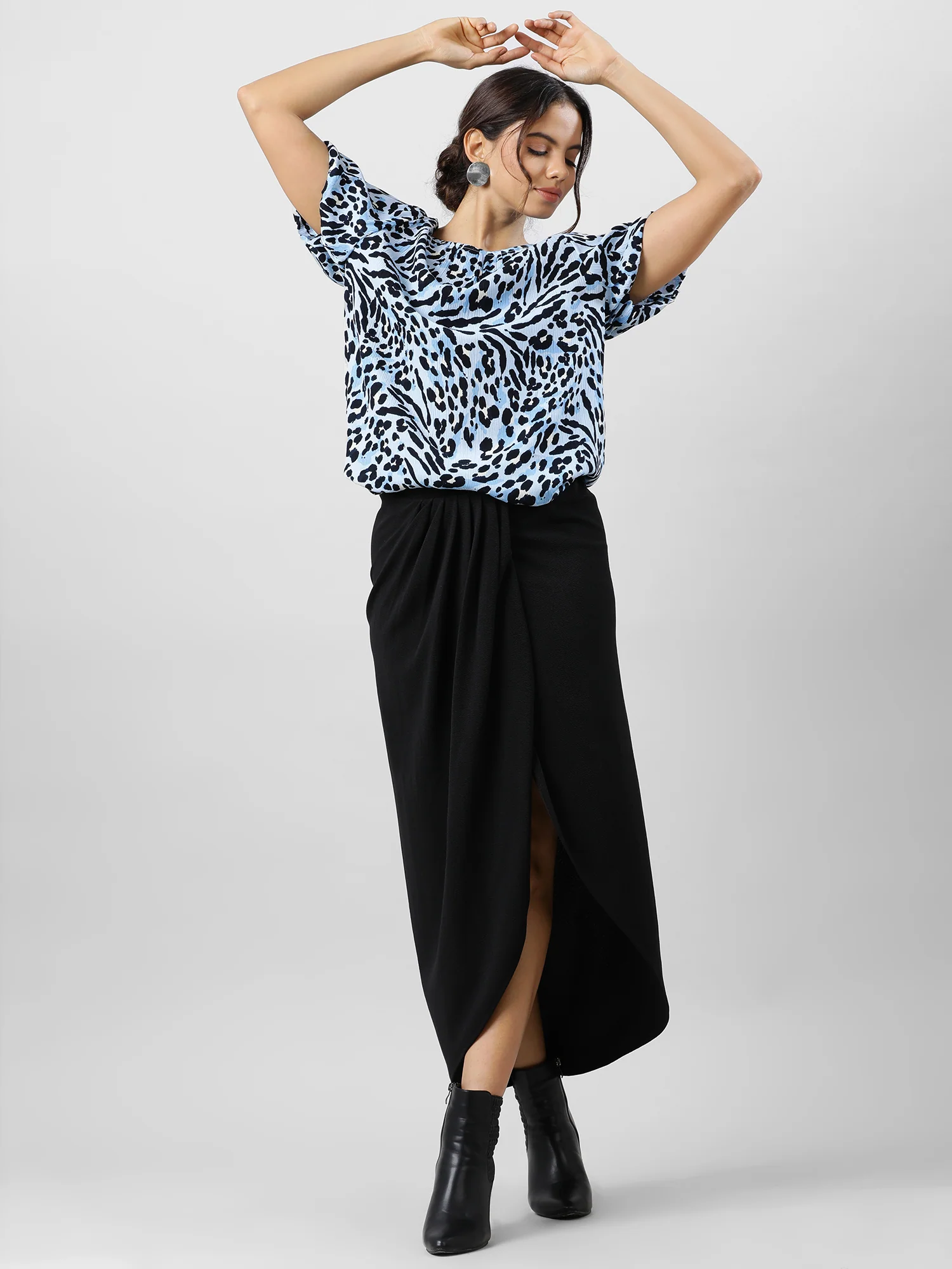 Women Keyhole Charm Printed Top - Image 7