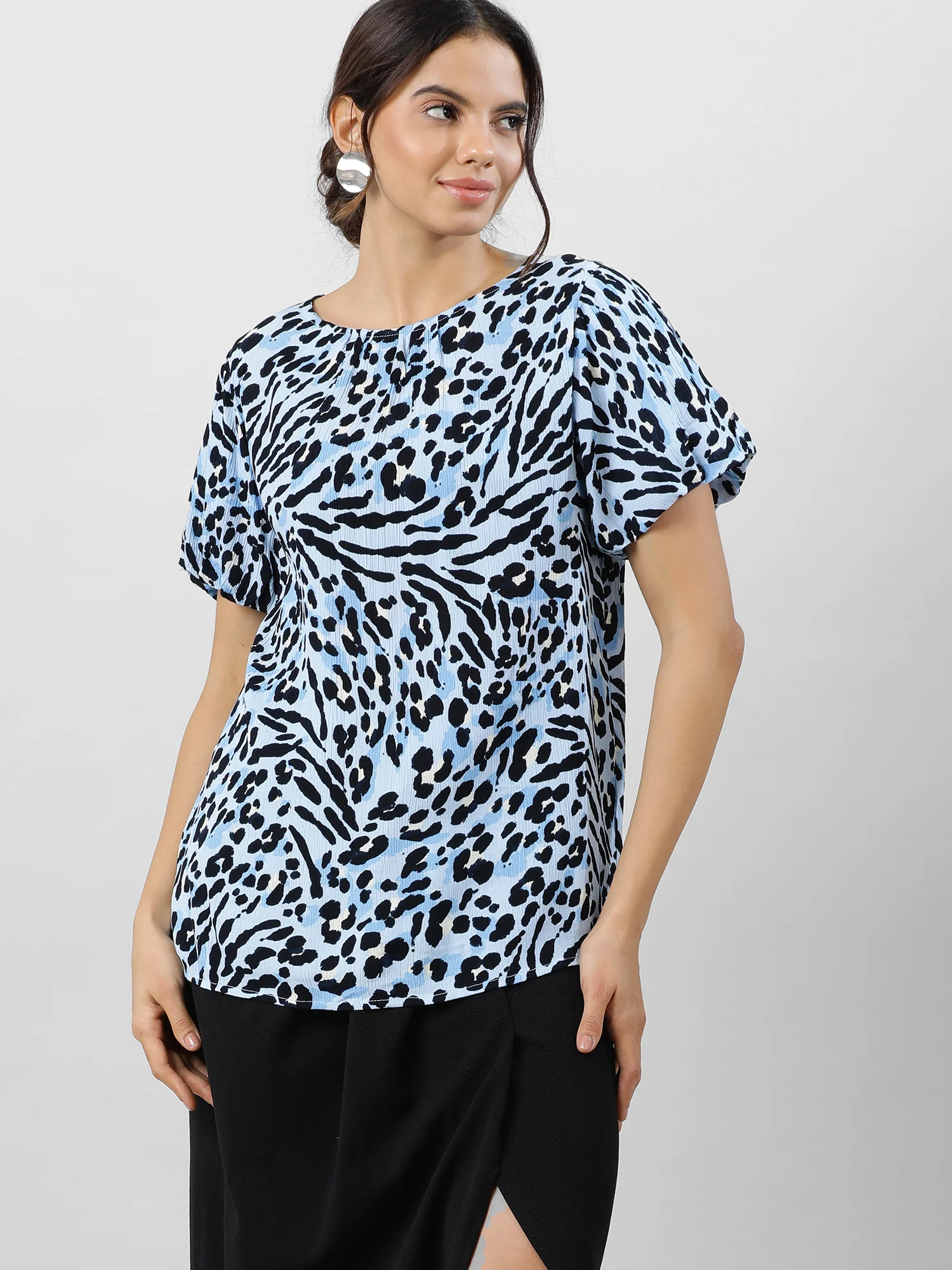 Women Keyhole Charm Printed Top - Image 9
