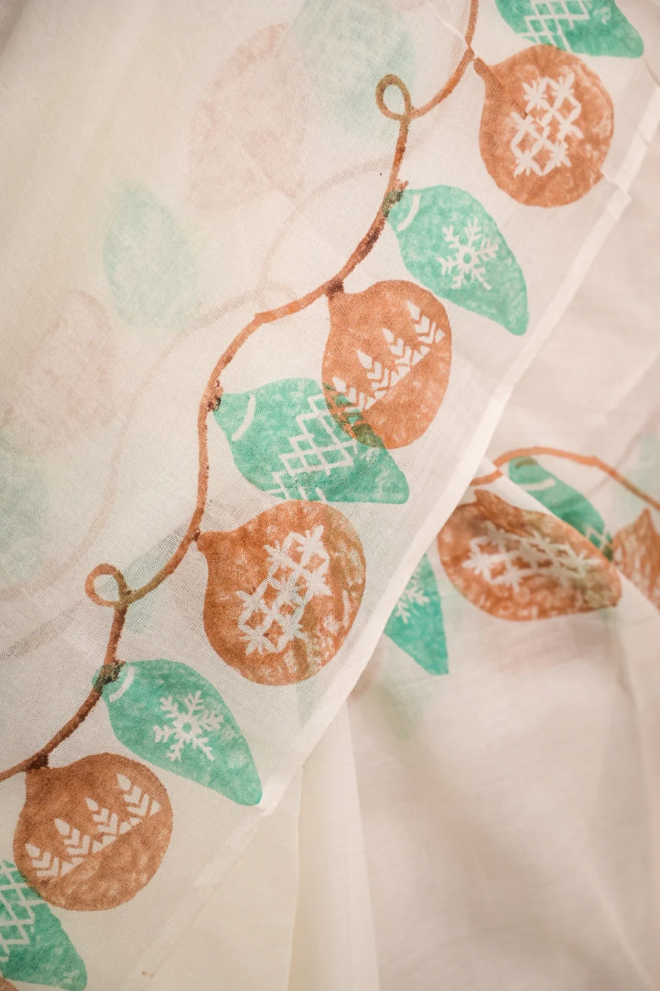Light Up the Loom White Mul Cotton Saree with Handblock-Printed Strings of Lights - Image 5