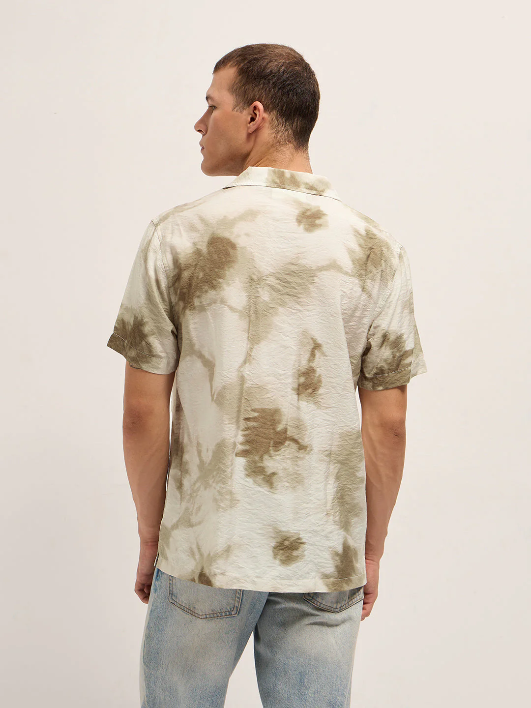 Men Beige Faded Abstract Print Relaxed Fit Cuban Collar Shirt - Image 2