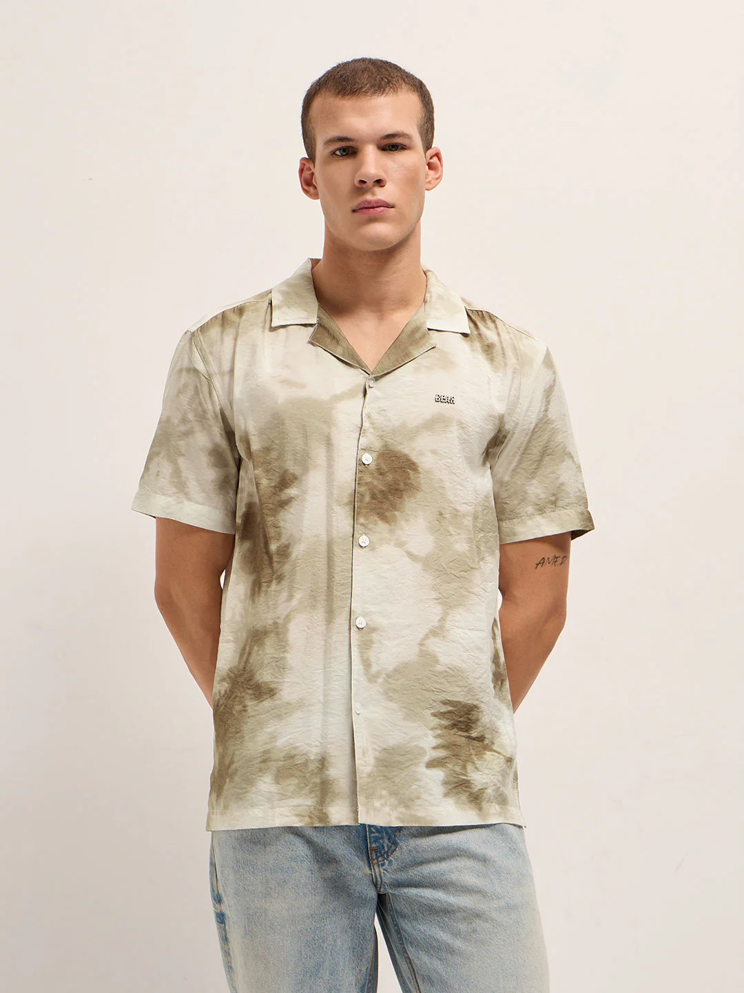 Men Beige Faded Abstract Print Relaxed Fit Cuban Collar Shirt - Image 5