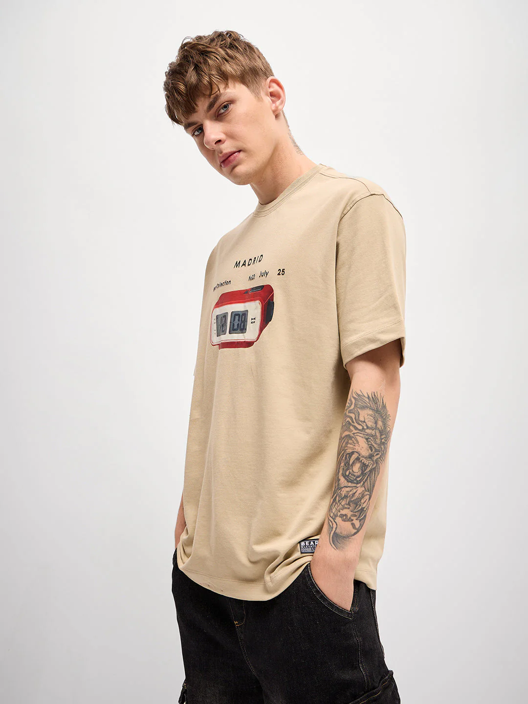 Men Beige GraphicRetro Clock Print Oversize Crew Neck T-shirt - Image 3