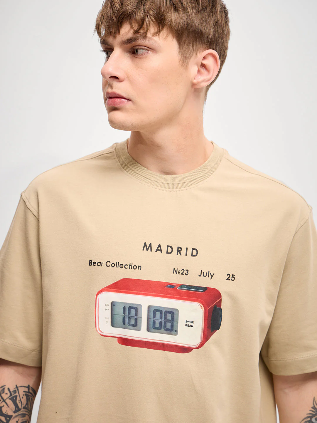 Men Beige GraphicRetro Clock Print Oversize Crew Neck T-shirt - Image 5