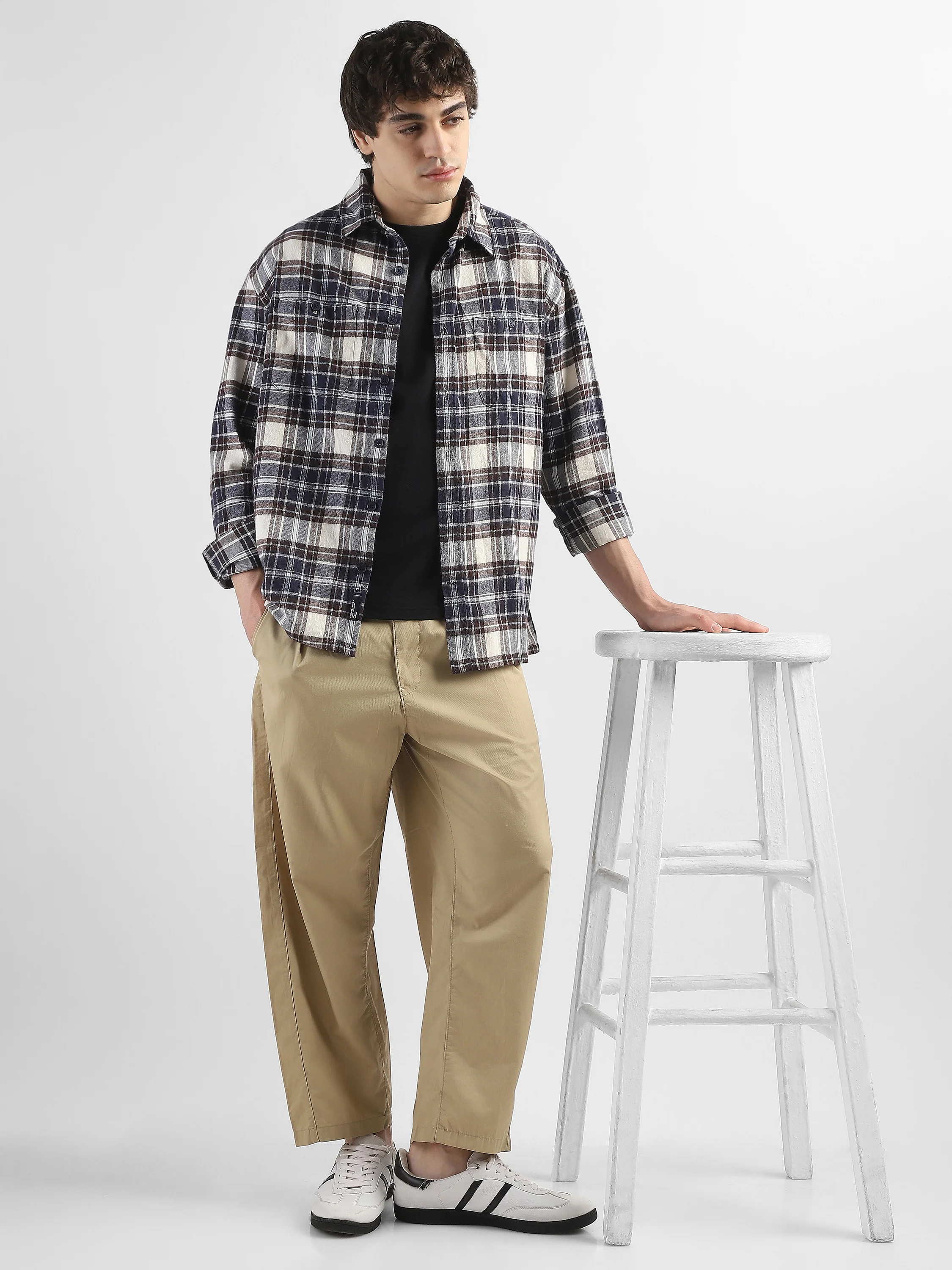 Men Beige Pleated Mid Rise Comfort Fit Trousers - Image 4