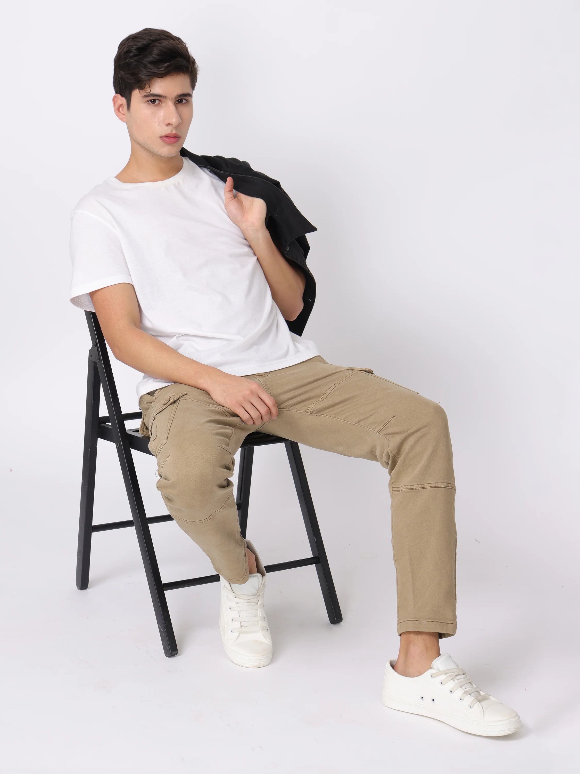 Men Beige Relaxed Fit Cargo Pants - Image 2