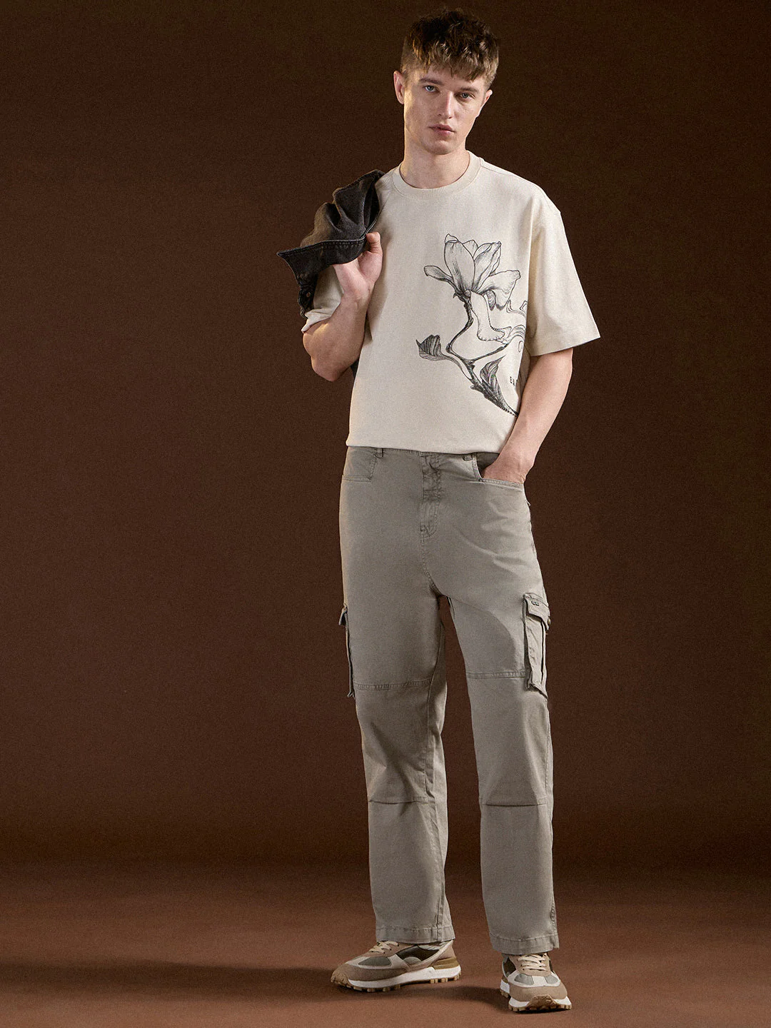 Men Beige Solid Straight Fit Cargo Pant - Image 4