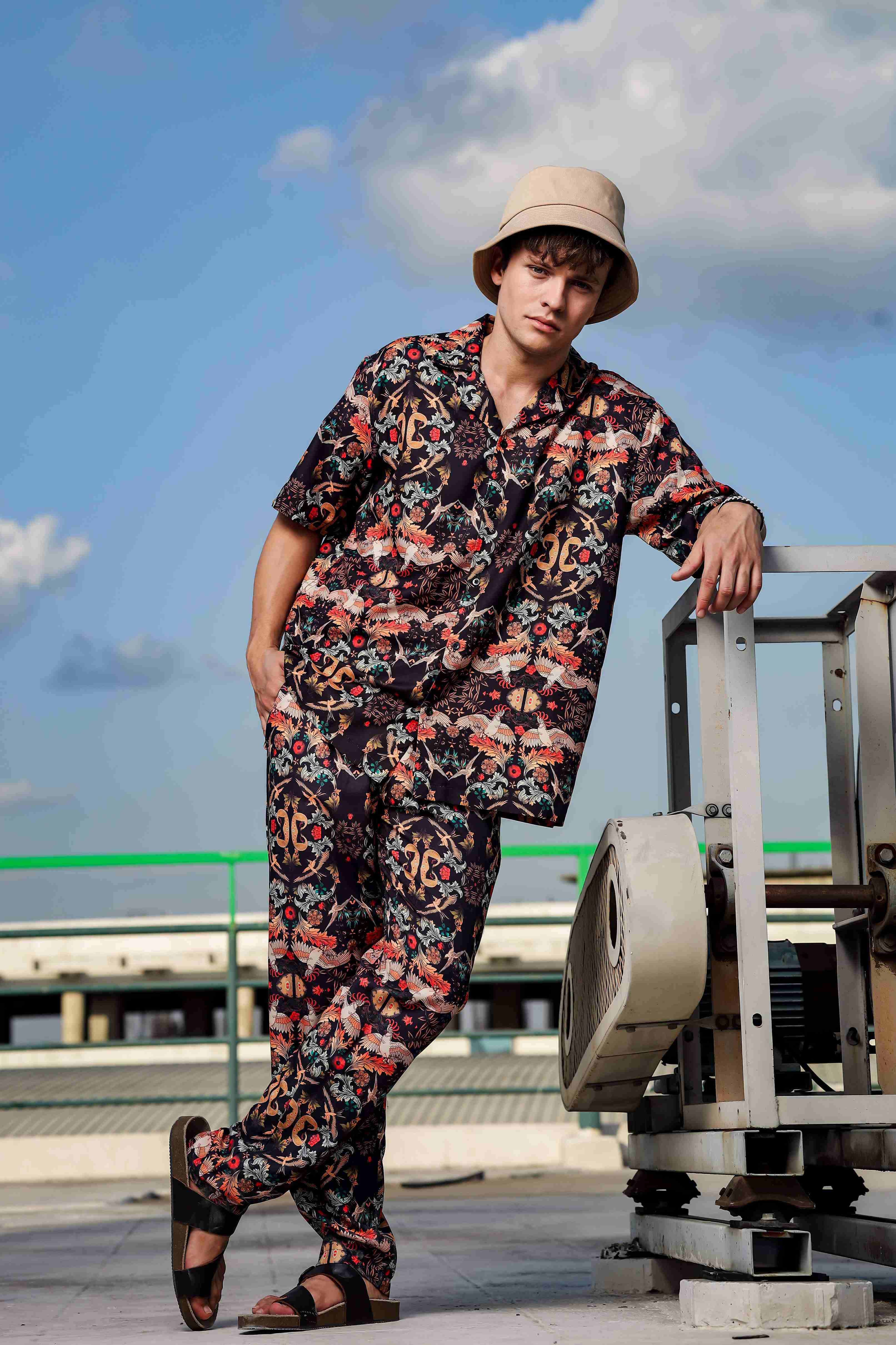 Men Black Abstract Print Pants - Image 7