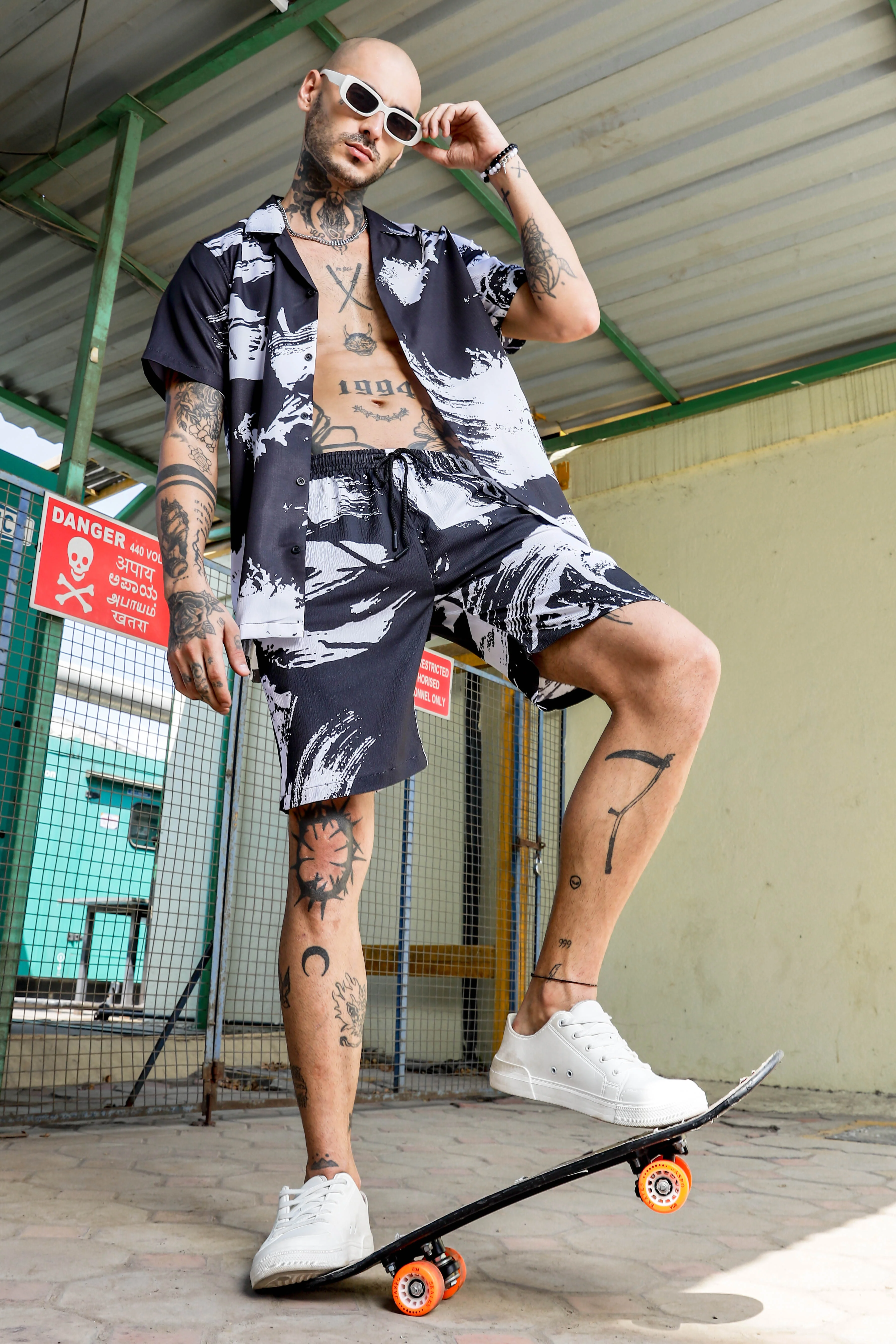Men Black Abstract Print Shorts - Image 5
