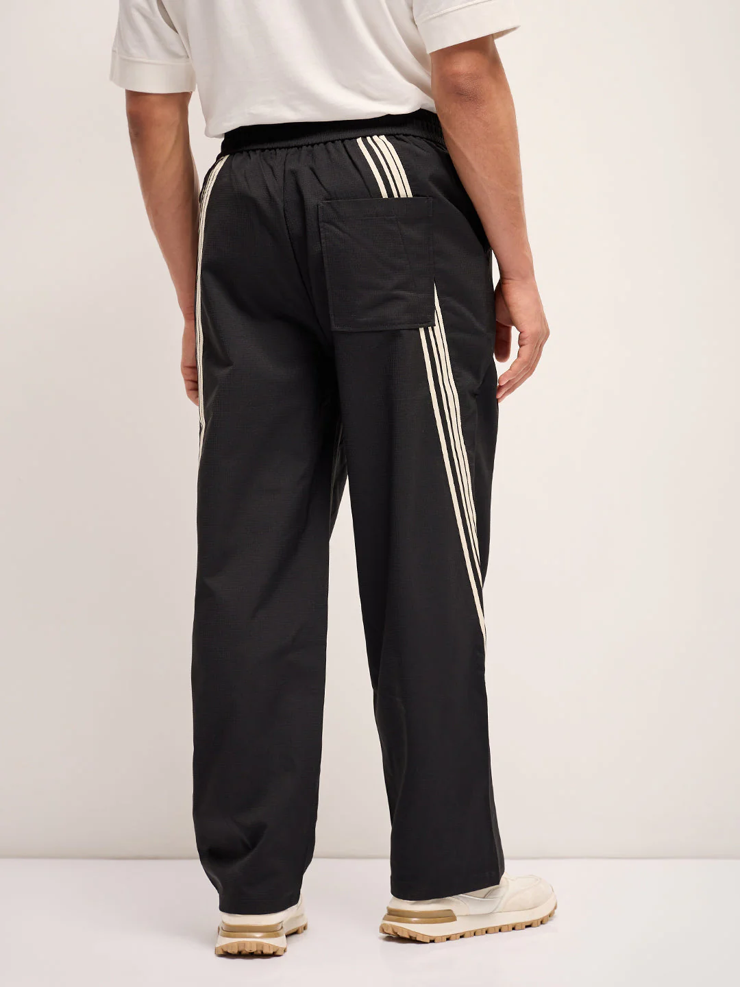 Men Black Checked Straight Fit Mid-Rise Casual Pant - Image 2